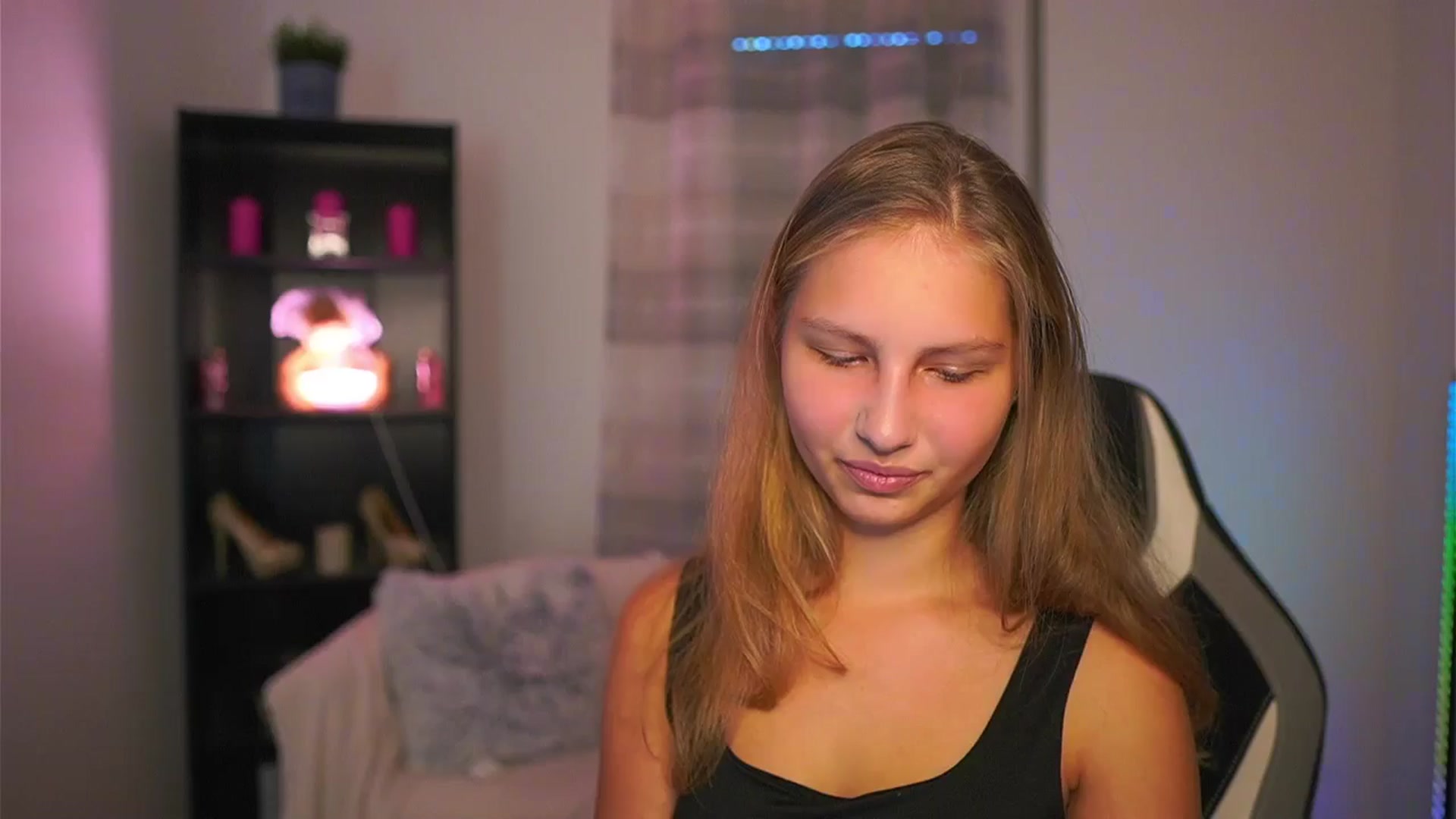 Gallery image thumbnail from Emmie_murray's myfreecams stream on, 10/19/2025, 14:43 image 1 of 20