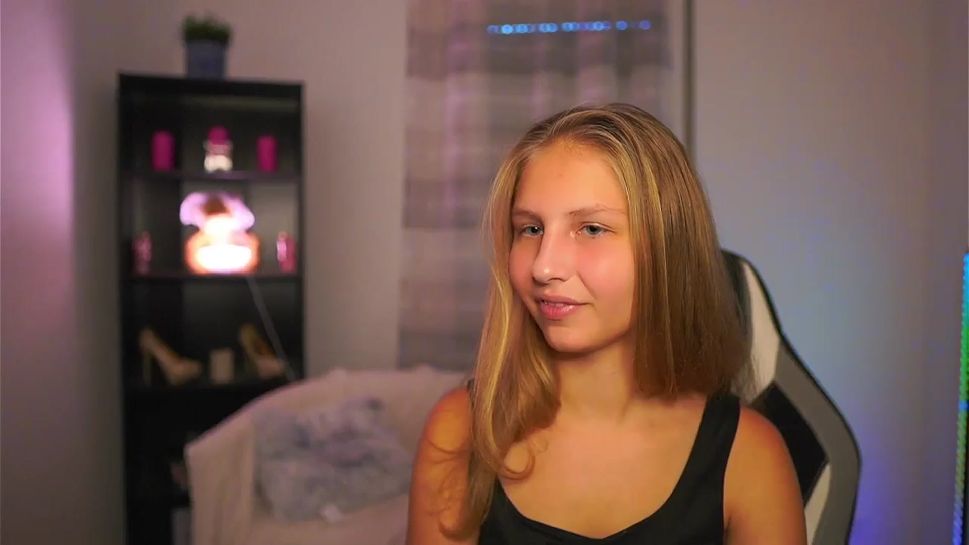 Gallery image thumbnail from Emmie_murray's myfreecams stream on, 10/19/2025, 14:43 image 17 of 20