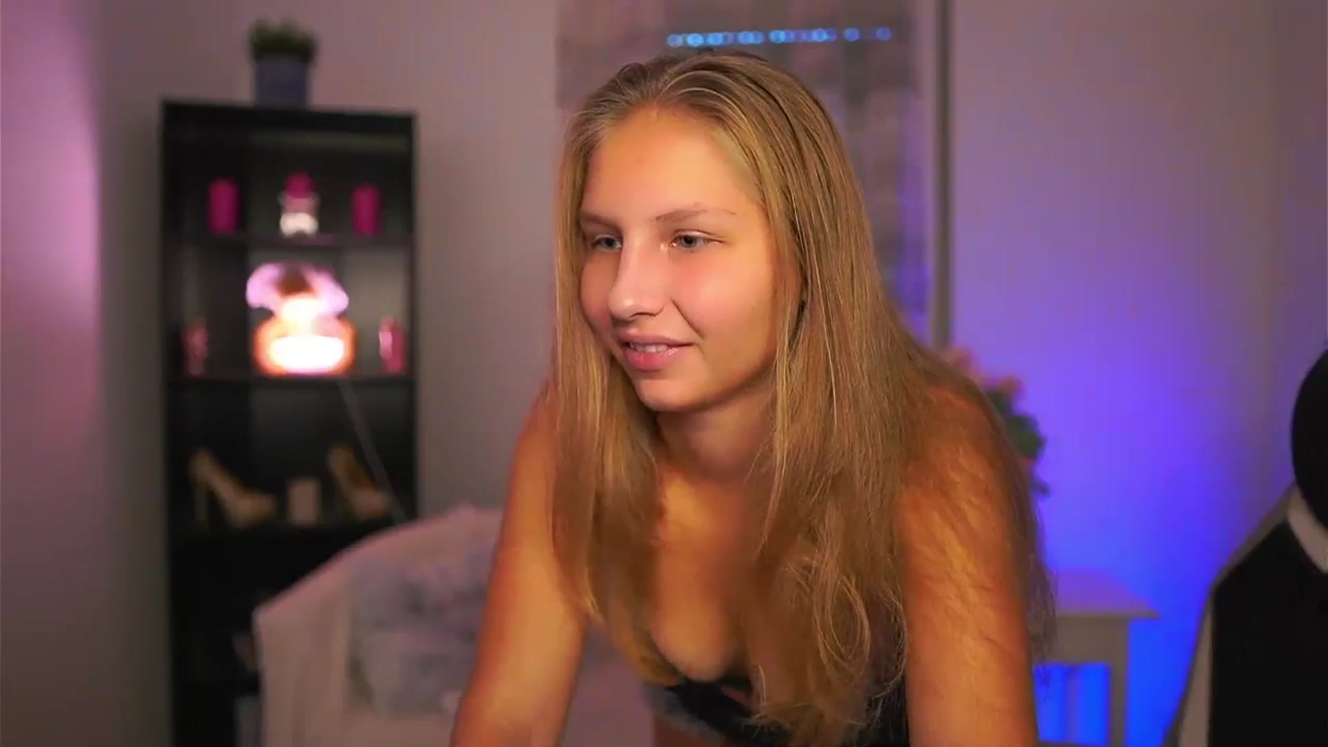 Gallery image thumbnail from Emmie_murray's myfreecams stream on, 10/19/2025, 14:43 image 12 of 20