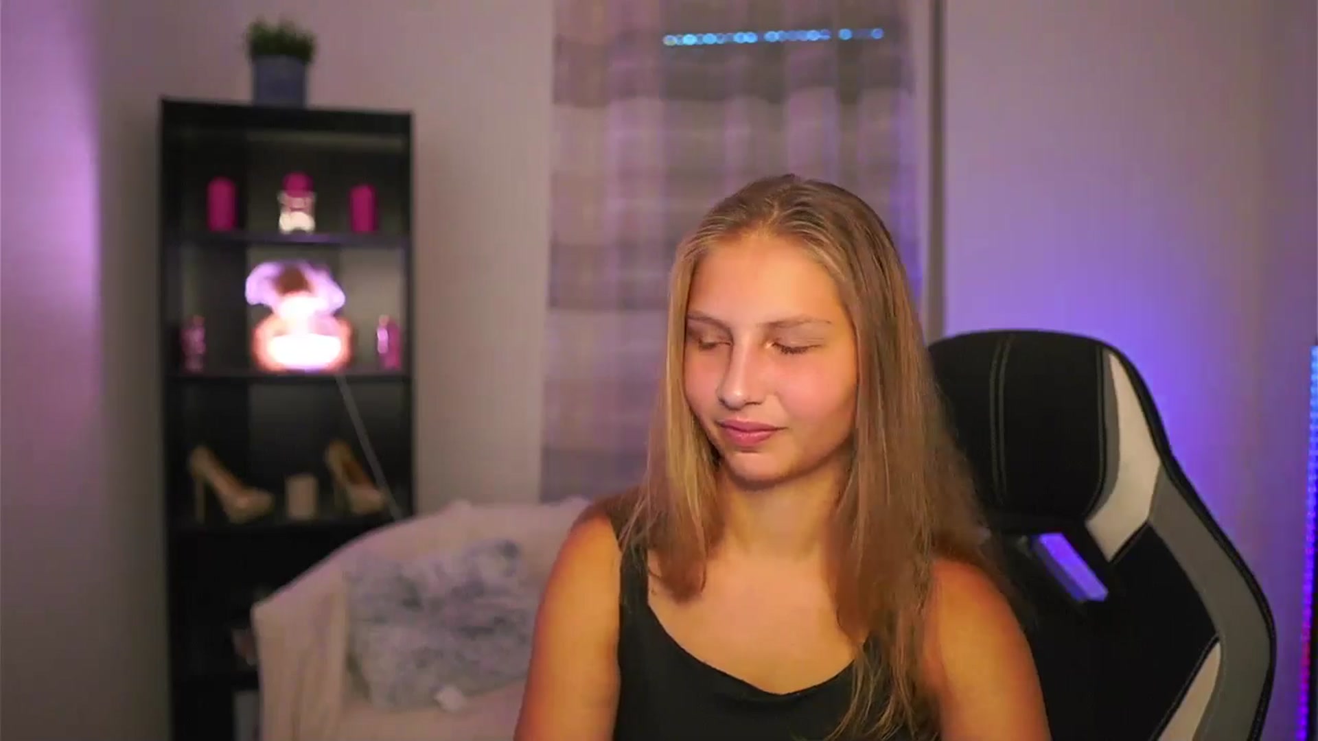 Gallery image thumbnail from Emmie_murray's myfreecams stream on, 10/19/2025, 14:43 image 14 of 20