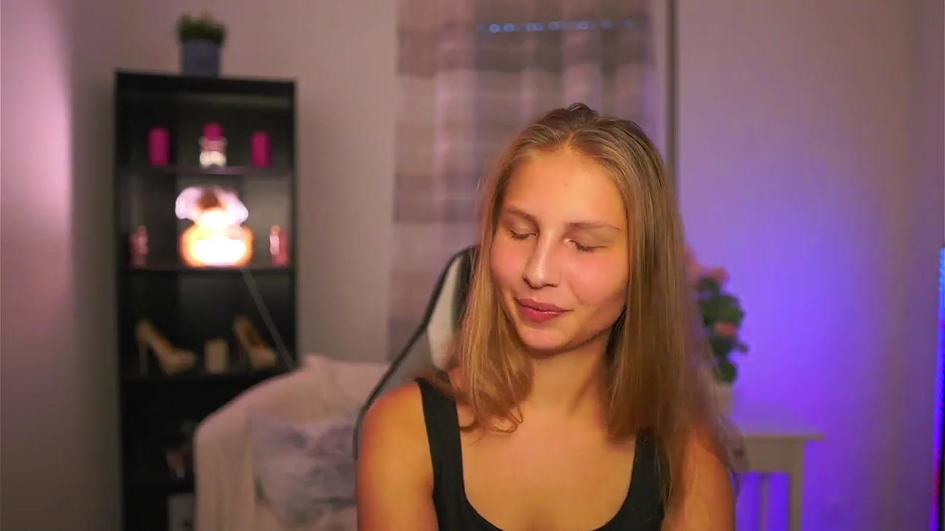 Gallery image thumbnail from Emmie_murray's myfreecams stream on, 10/19/2025, 15:40 image 15 of 20