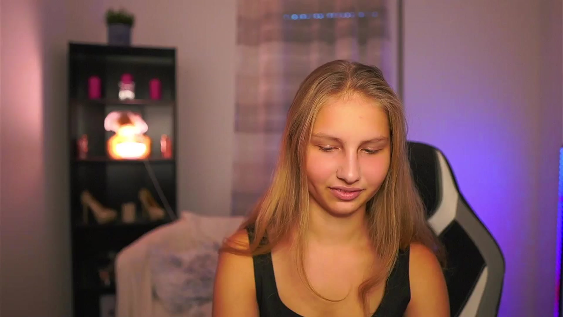 Gallery image thumbnail from Emmie_murray's myfreecams stream on, 10/19/2025, 15:40 image 10 of 20