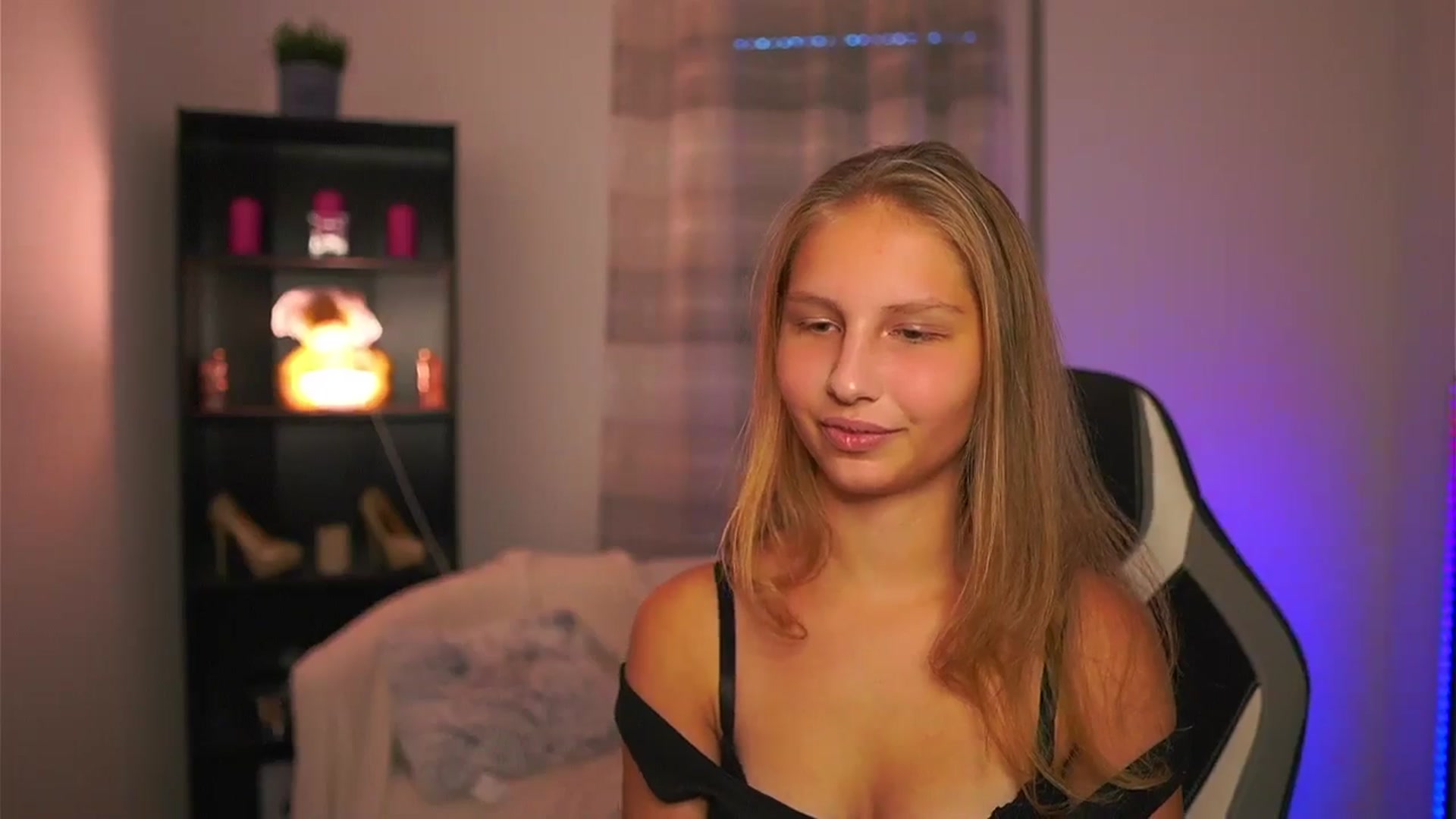 Gallery image thumbnail from Emmie_murray's myfreecams stream on, 10/19/2025, 15:40 image 3 of 20