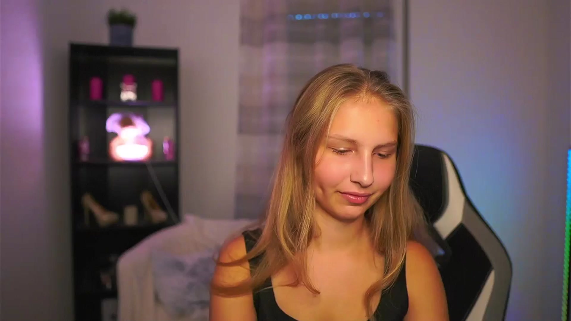 Gallery image thumbnail from Emmie_murray's myfreecams stream on, 10/19/2025, 15:40 image 9 of 20