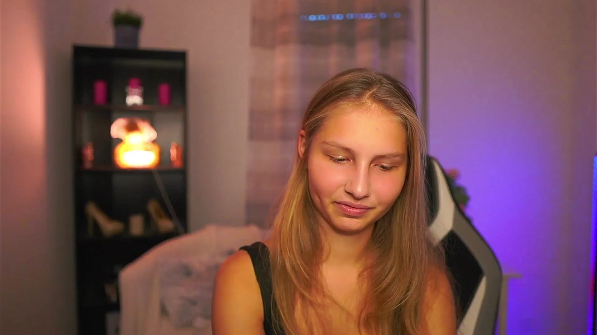 Gallery image thumbnail from Emmie_murray's myfreecams stream on, 10/19/2025, 15:40 image 1 of 20