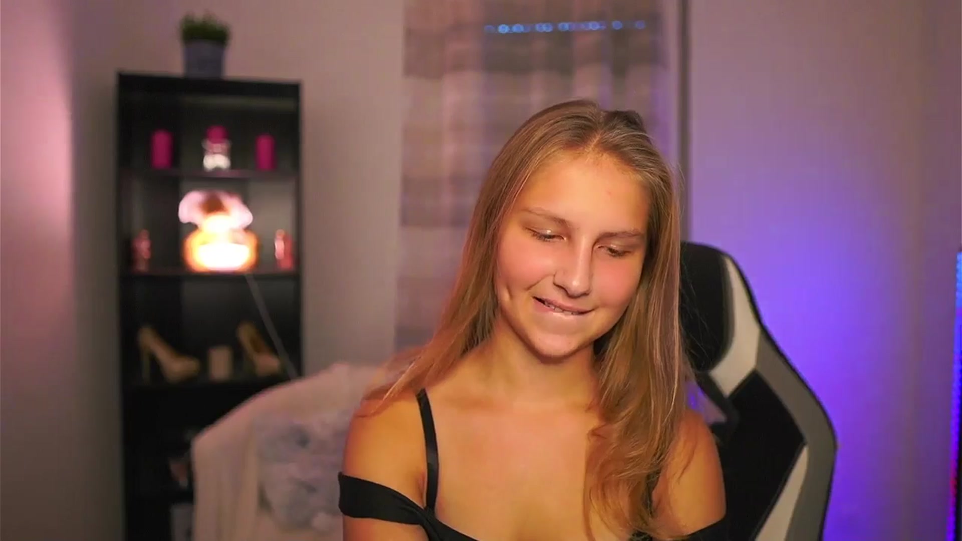Gallery image thumbnail from Emmie_murray's myfreecams stream on, 10/19/2025, 15:40 image 5 of 20