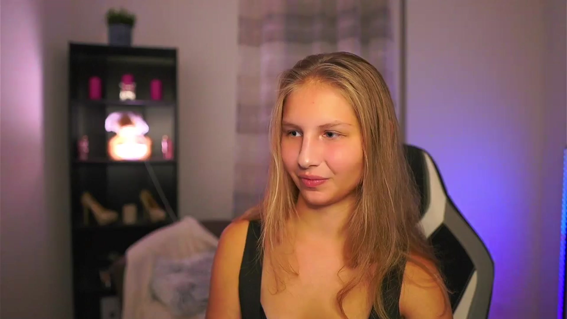 Gallery image thumbnail from Emmie_murray's myfreecams stream on, 10/19/2025, 16:45 image 19 of 20