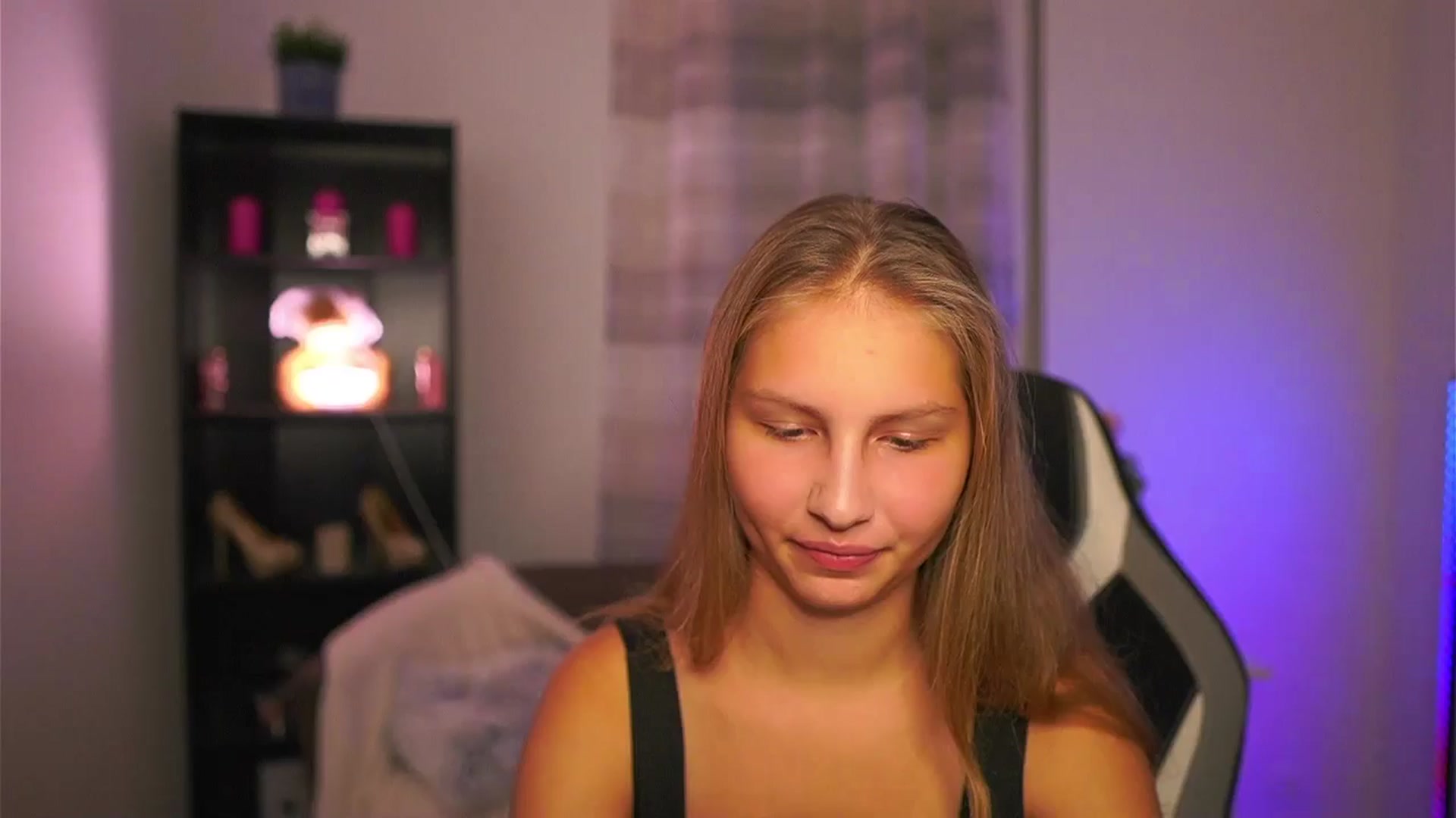 Gallery image thumbnail from Emmie_murray's myfreecams stream on, 10/19/2025, 16:45 image 1 of 20