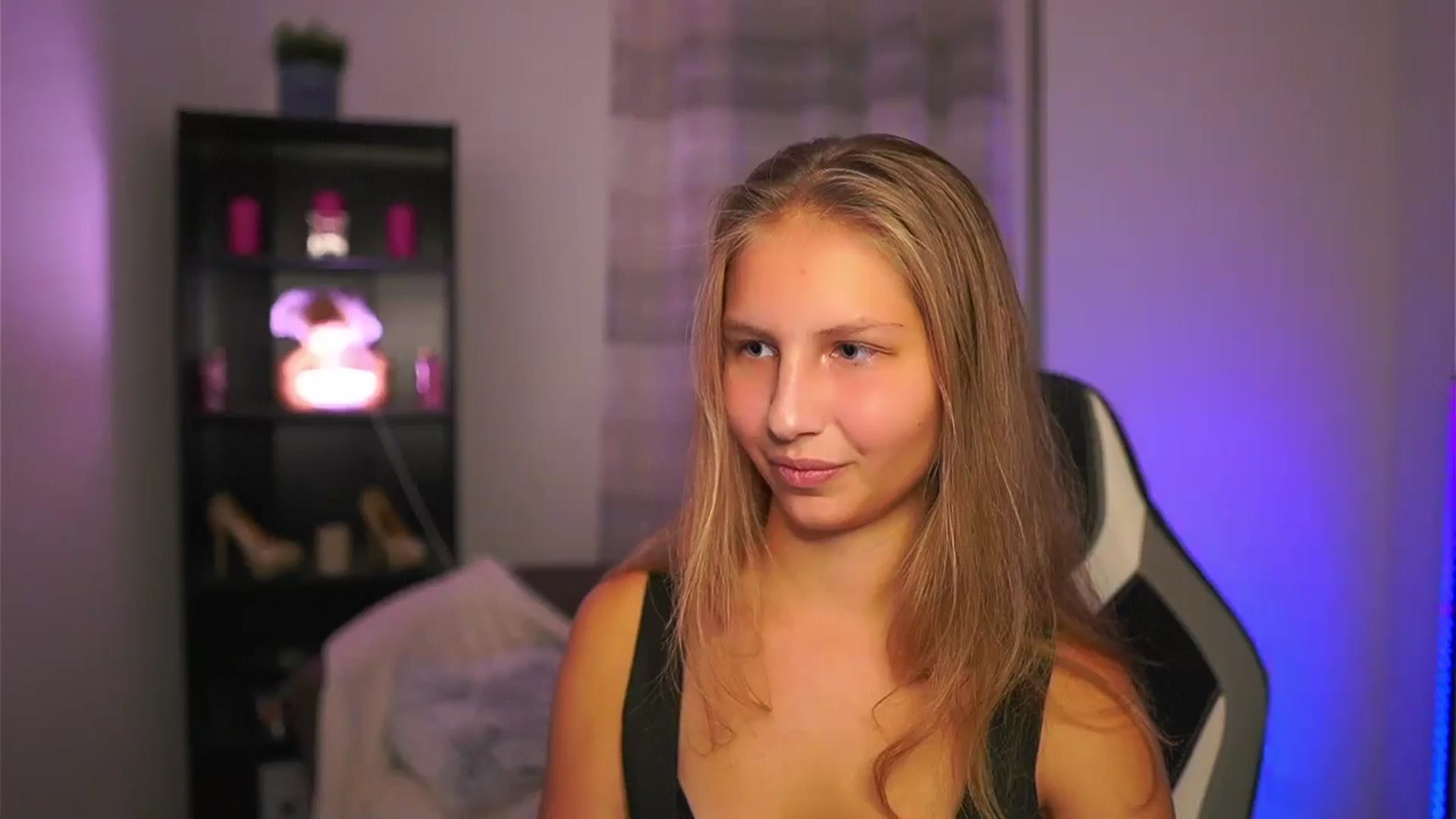 Gallery image thumbnail from Emmie_murray's myfreecams stream on, 10/19/2025, 16:45 image 17 of 20