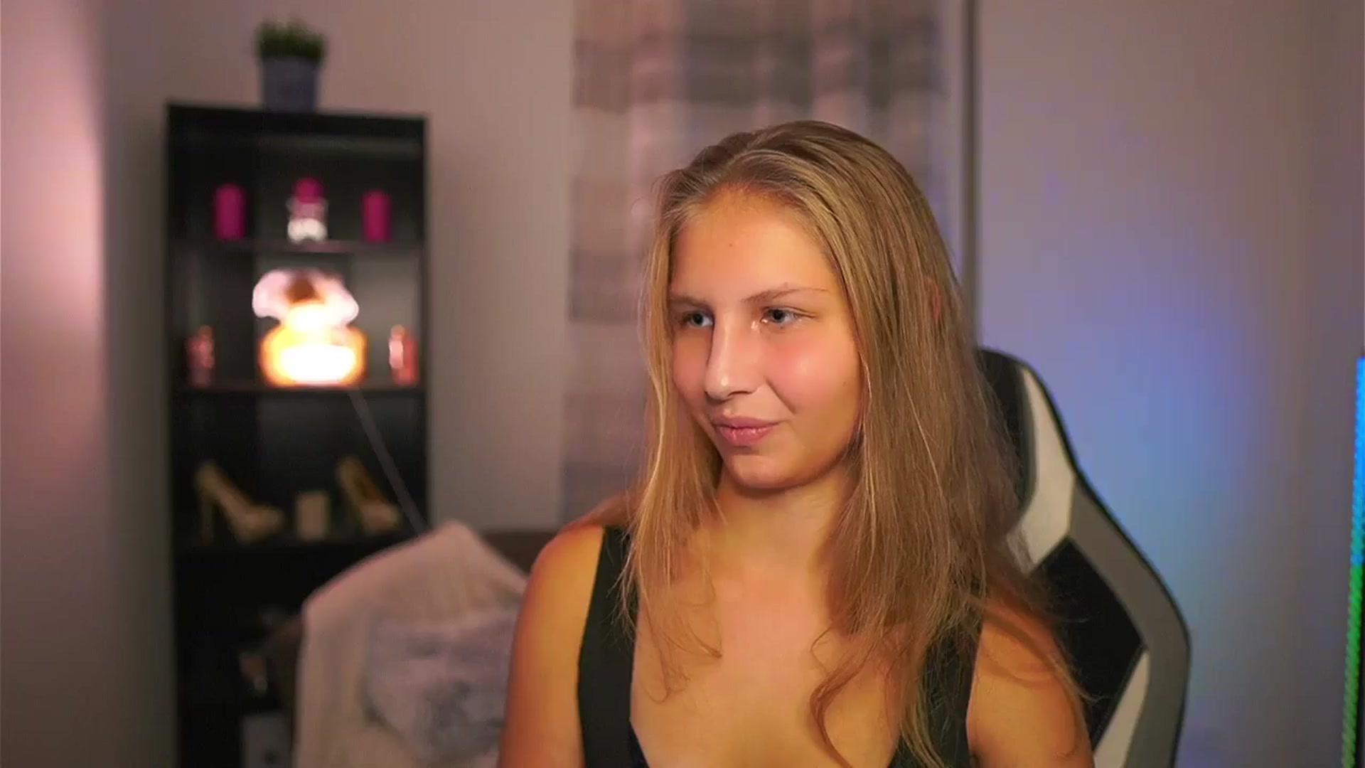 Gallery image thumbnail from Emmie_murray's myfreecams stream on, 10/19/2025, 16:45 image 18 of 20