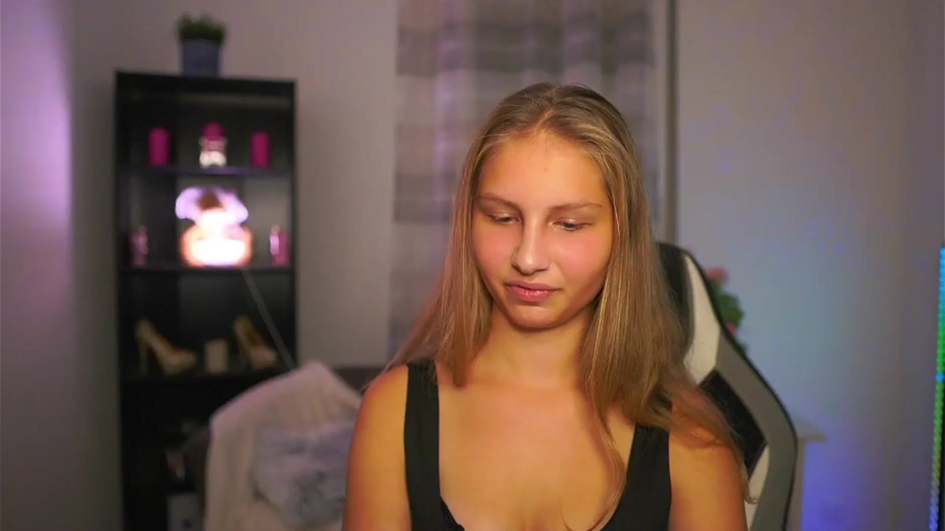 Gallery image thumbnail from Emmie_murray's myfreecams stream on, 10/19/2025, 16:45 image 3 of 20