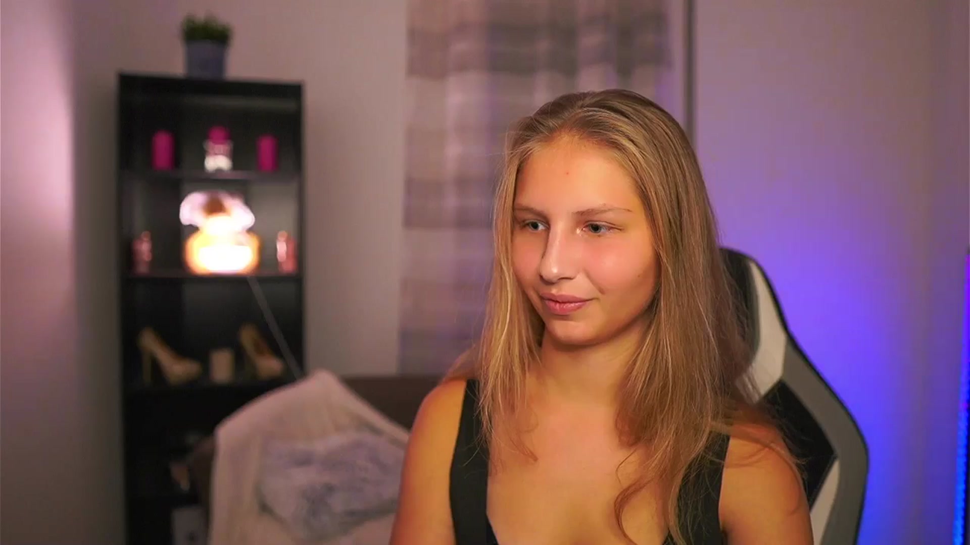 Gallery image thumbnail from Emmie_murray's myfreecams stream on, 10/19/2025, 16:45 image 14 of 20