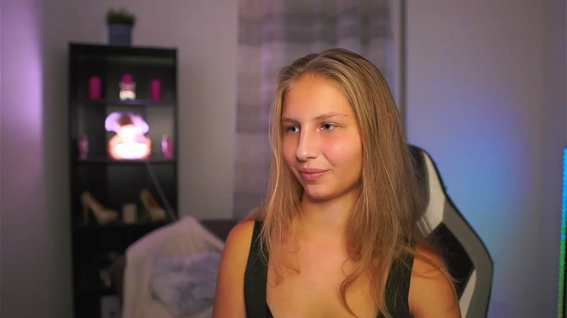 Gallery image thumbnail from Emmie_murray's myfreecams stream on, 10/19/2025, 16:45 image 15 of 20