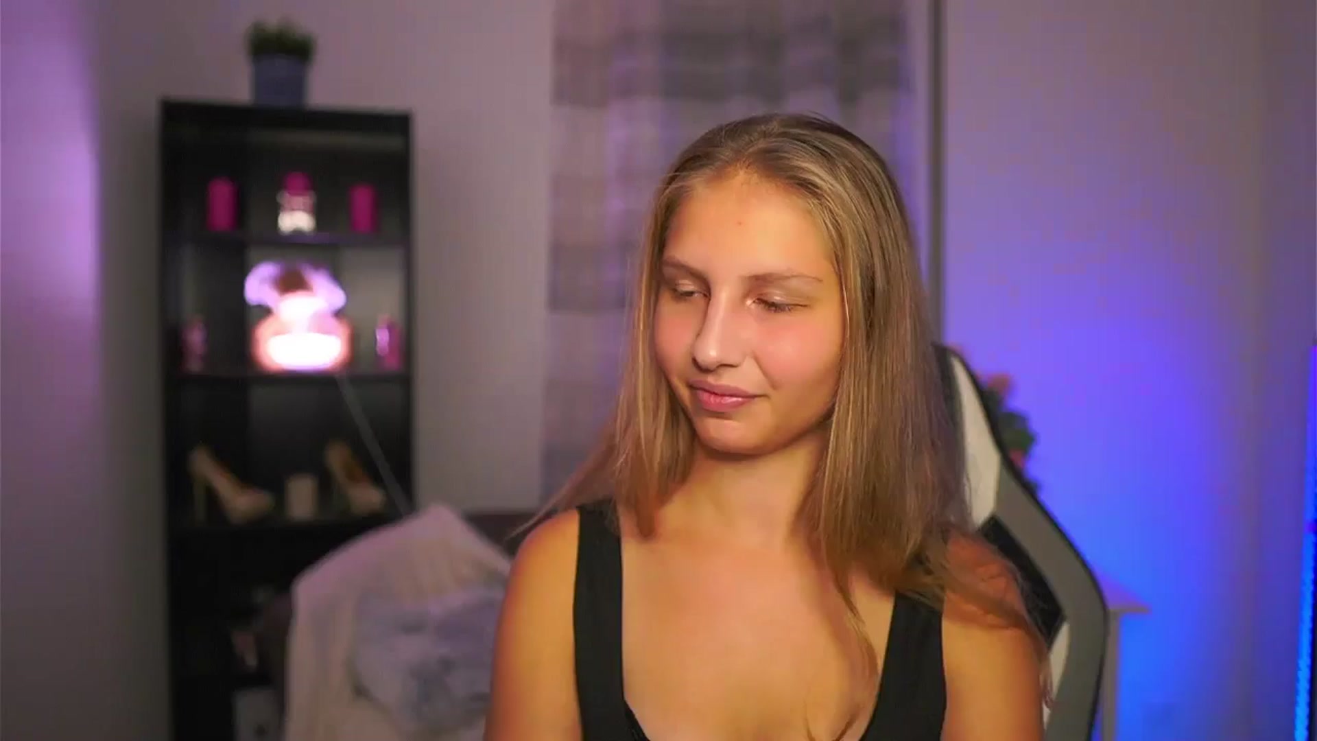 Gallery image thumbnail from Emmie_murray's myfreecams stream on, 10/19/2025, 16:45 image 2 of 20
