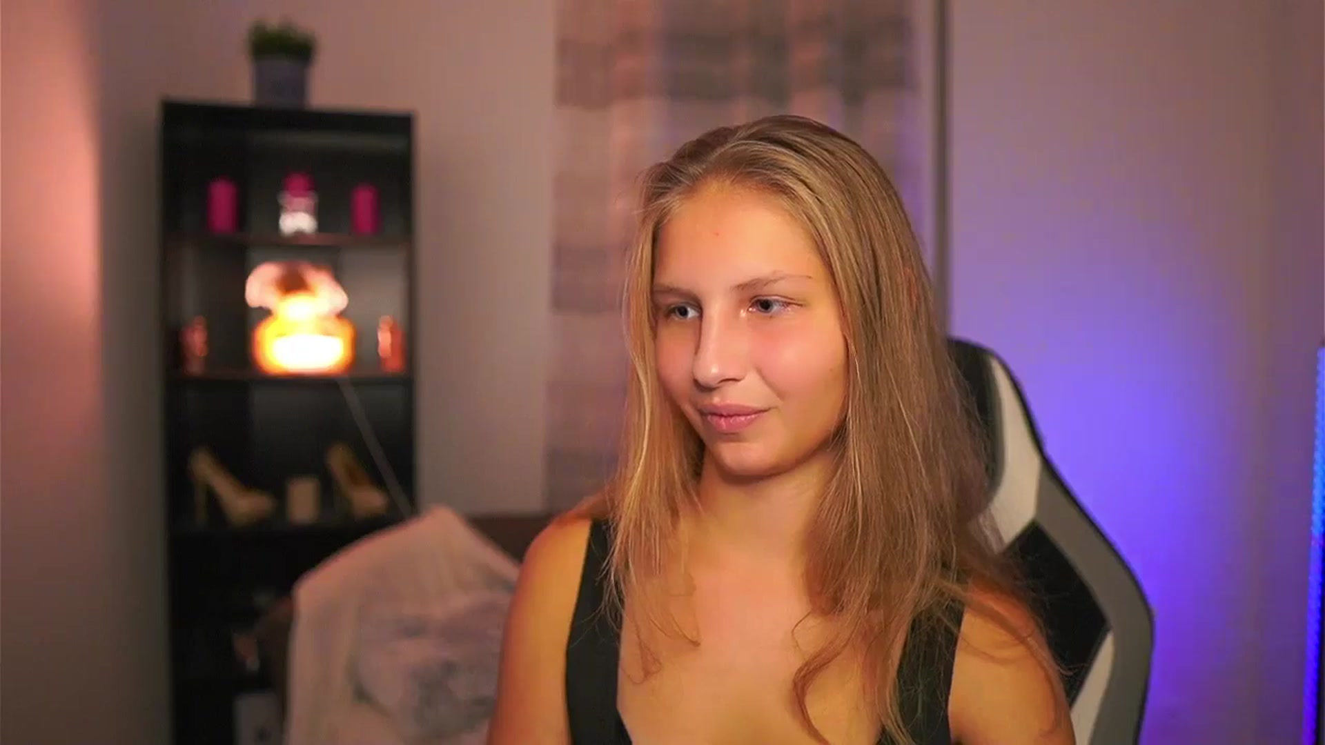 Gallery image thumbnail from Emmie_murray's myfreecams stream on, 10/19/2025, 16:45 image 16 of 20