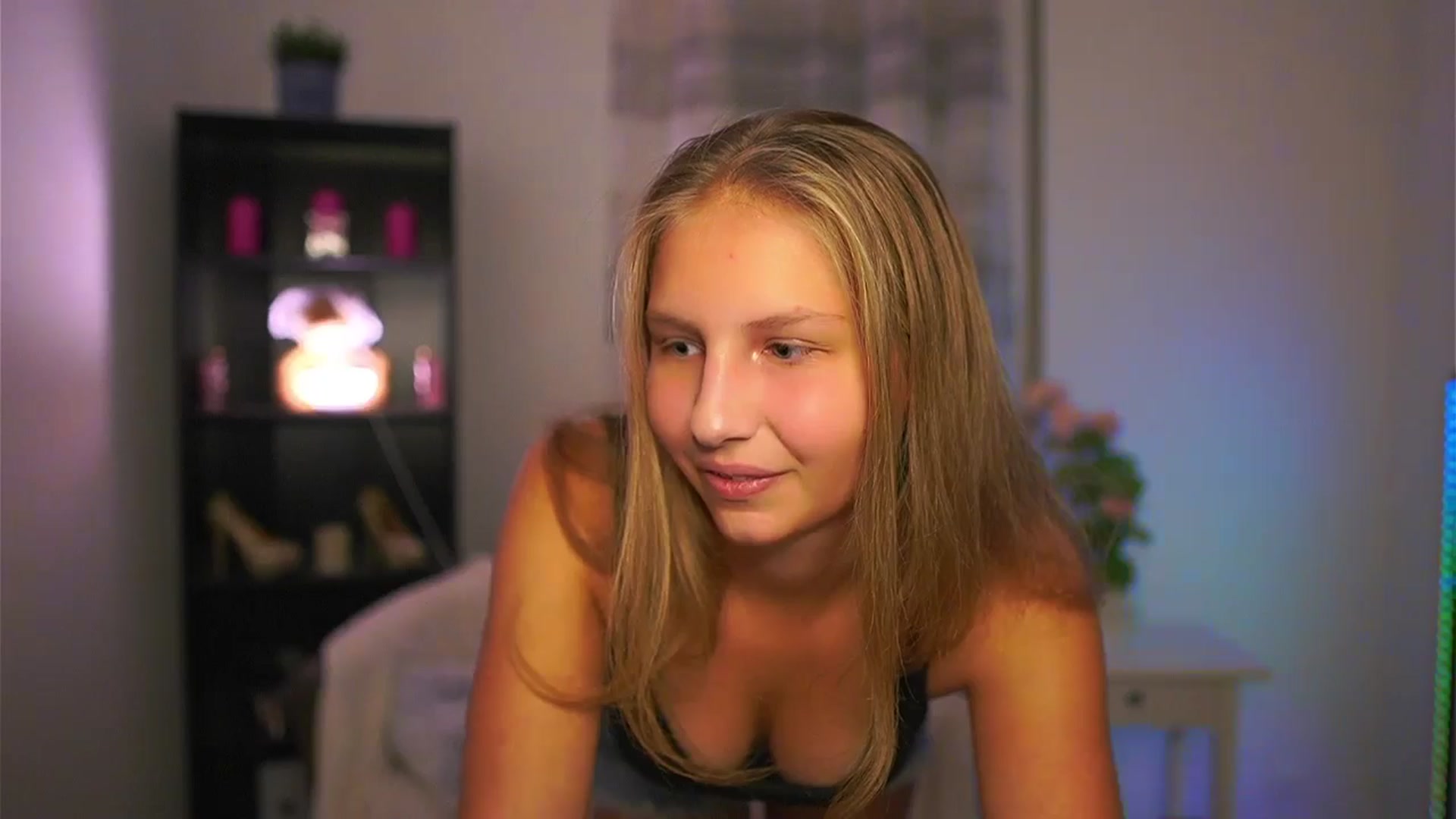 Gallery image thumbnail from Emmie_murray's myfreecams stream on, 10/19/2025, 16:45 image 12 of 20