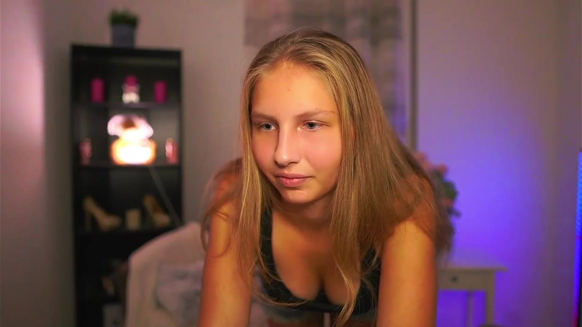 Gallery image thumbnail from Emmie_murray's myfreecams stream on, 10/19/2025, 16:45 image 7 of 20