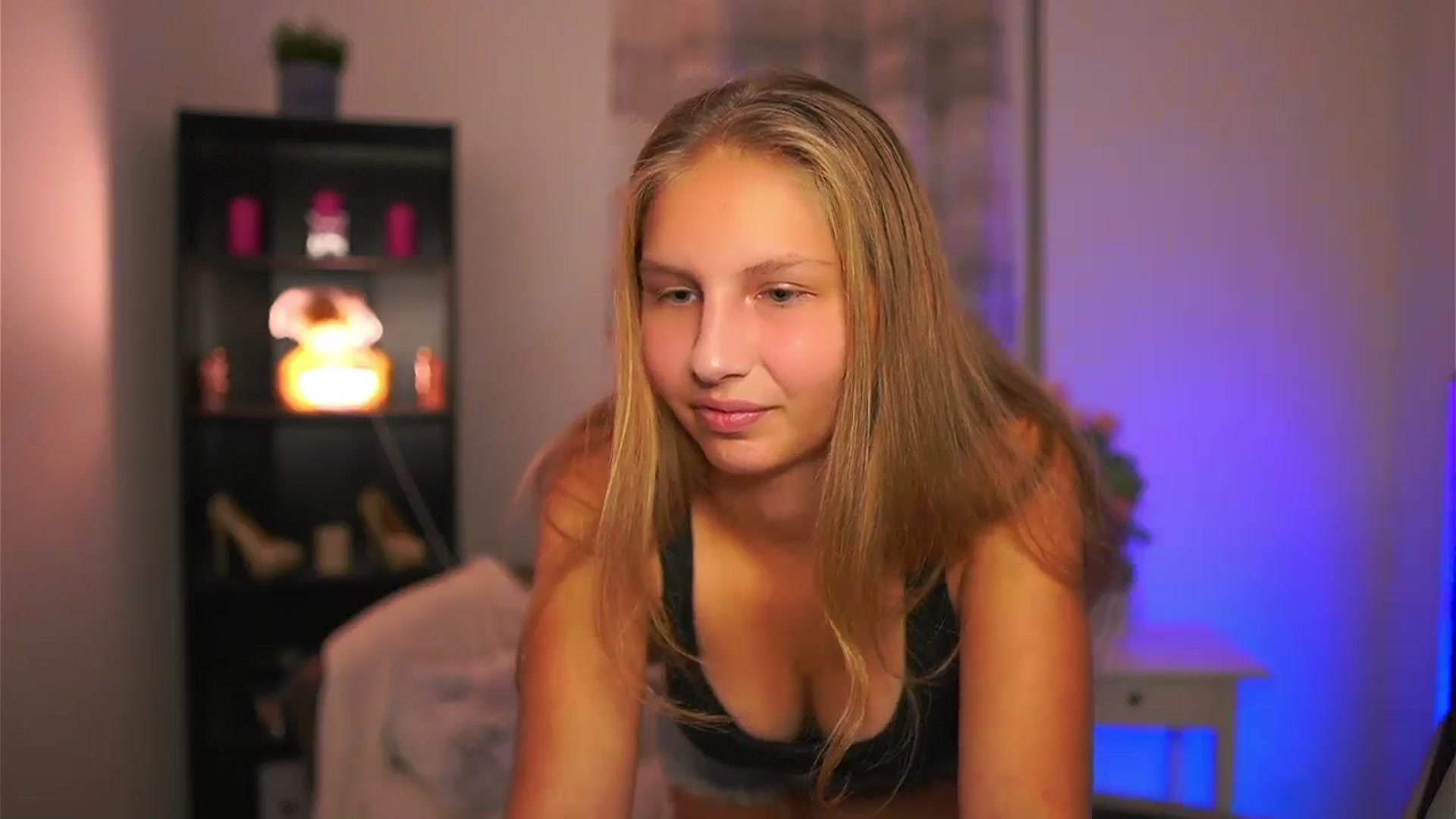 Gallery image thumbnail from Emmie_murray's myfreecams stream on, 10/19/2025, 16:45 image 8 of 20