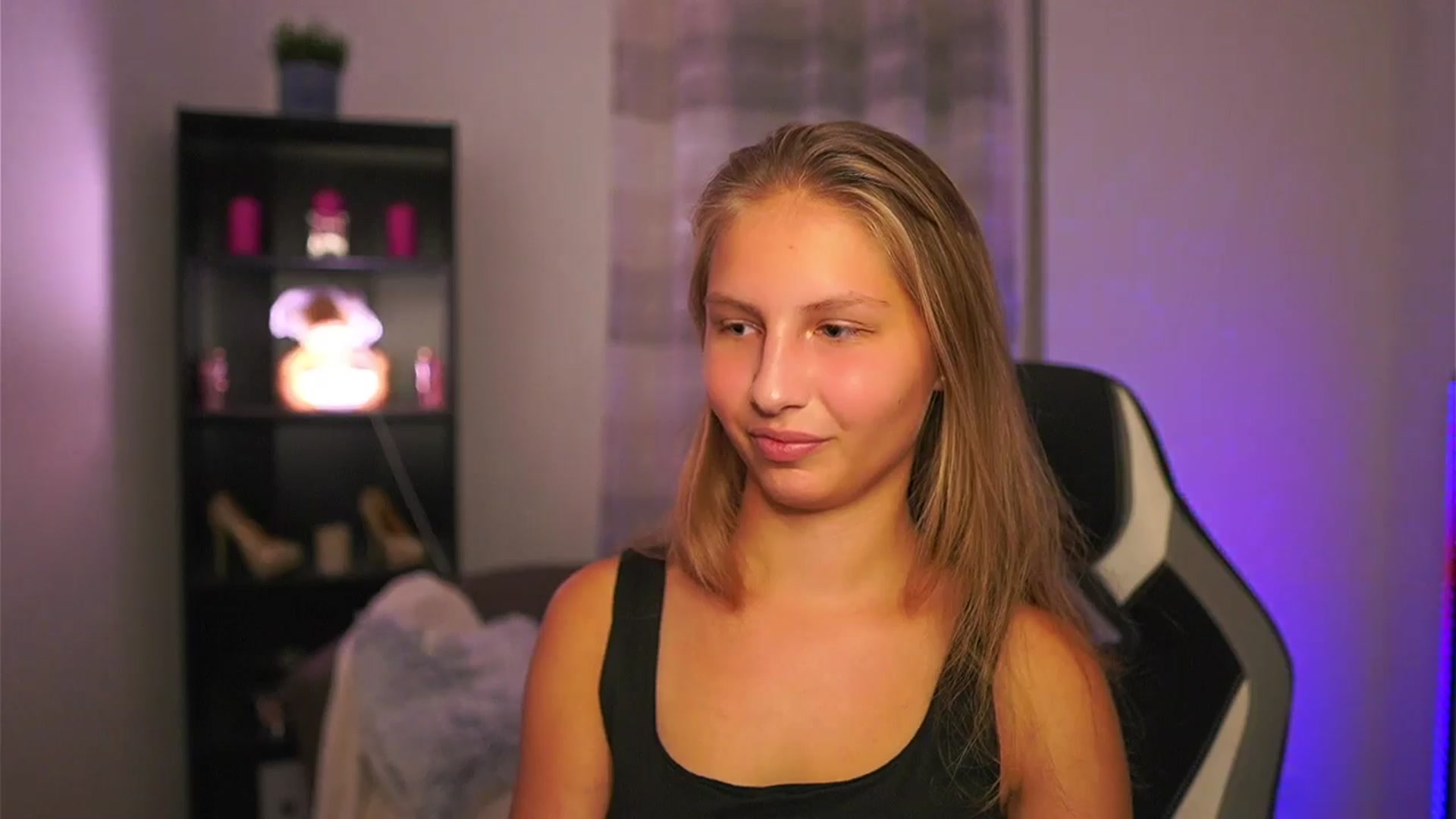Gallery image thumbnail from Emmie_murray's myfreecams stream on, 10/19/2025, 18:02 image 16 of 20