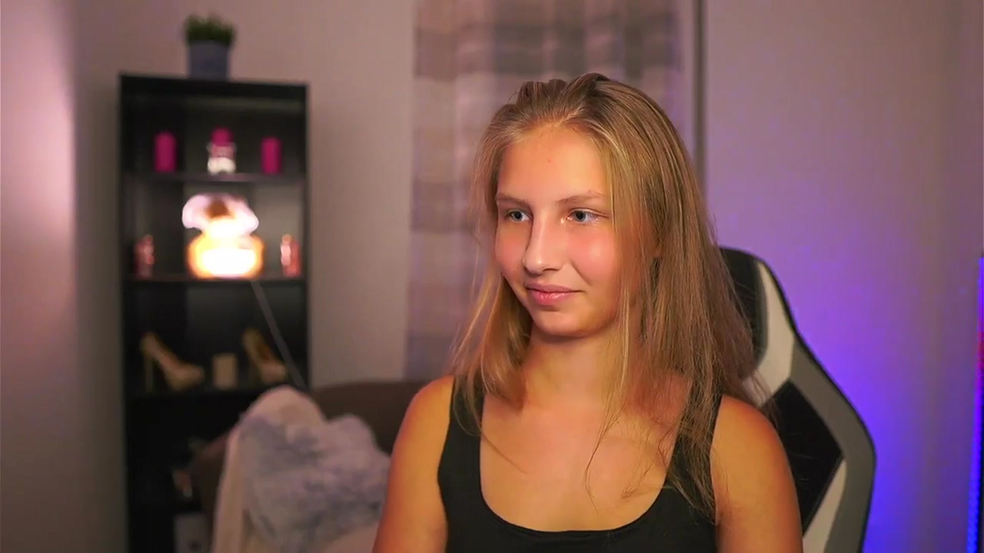 Gallery image thumbnail from Emmie_murray's myfreecams stream on, 10/19/2025, 18:02 image 15 of 20