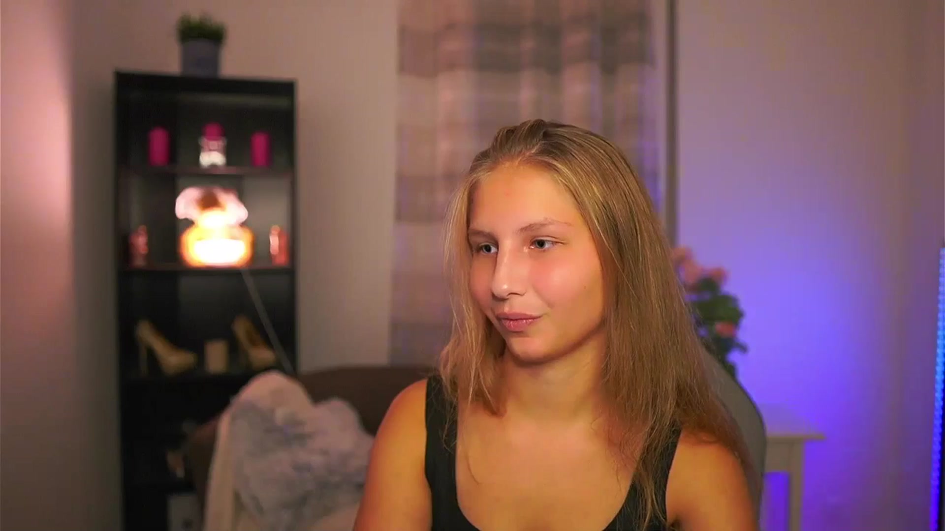 Gallery image thumbnail from Emmie_murray's myfreecams stream on, 10/19/2025, 18:02 image 10 of 20