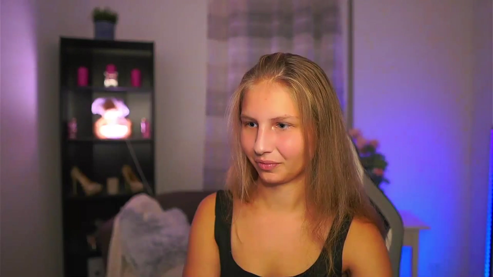 Gallery image thumbnail from Emmie_murray's myfreecams stream on, 10/19/2025, 18:02 image 2 of 20
