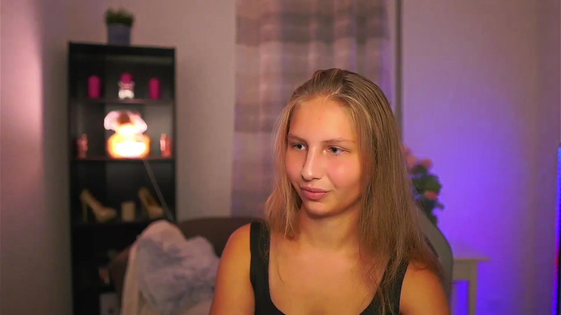 Gallery image thumbnail from Emmie_murray's myfreecams stream on, 10/19/2025, 18:02 image 7 of 20