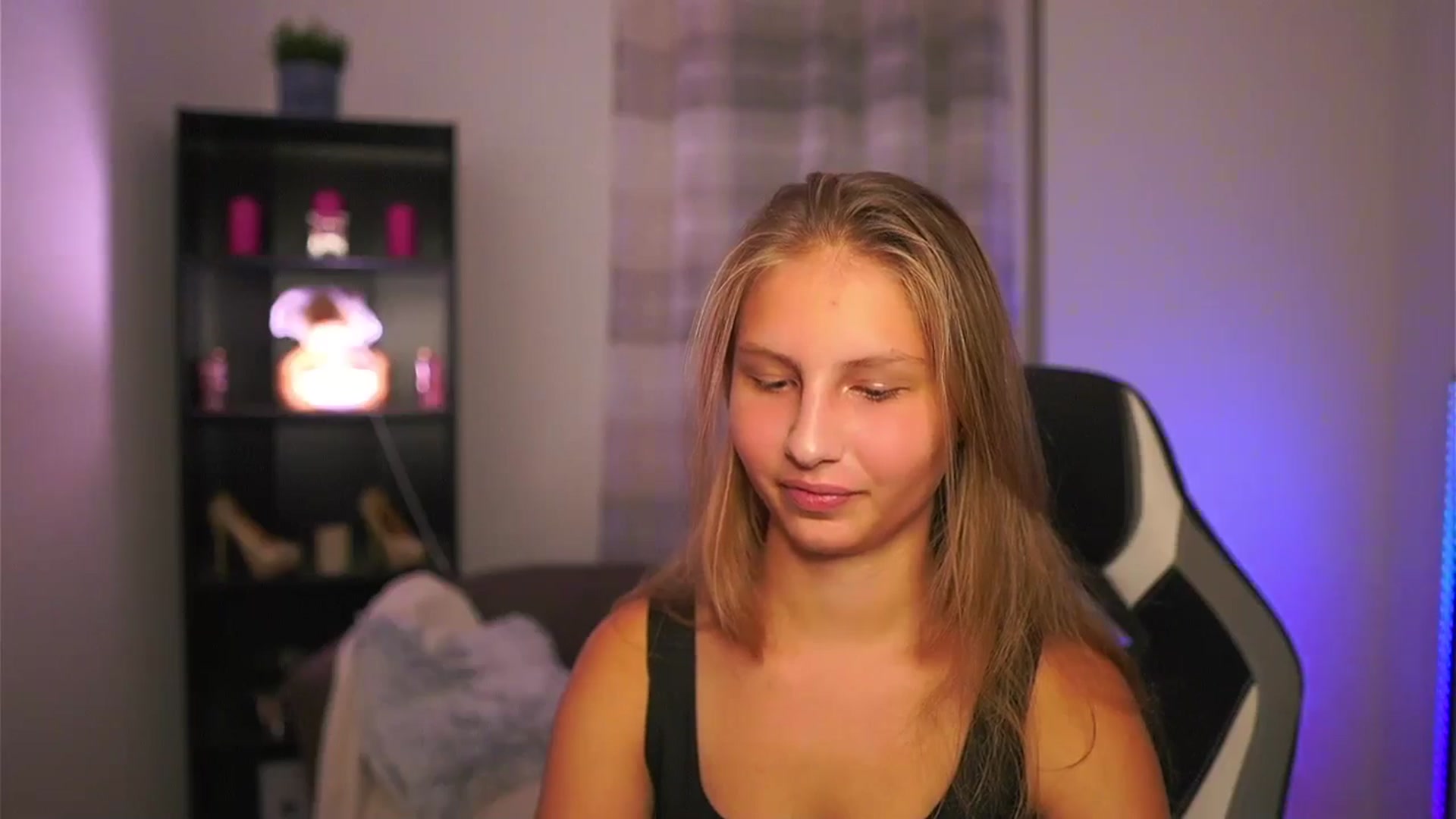 Gallery image thumbnail from Emmie_murray's myfreecams stream on, 10/19/2025, 18:02 image 20 of 20