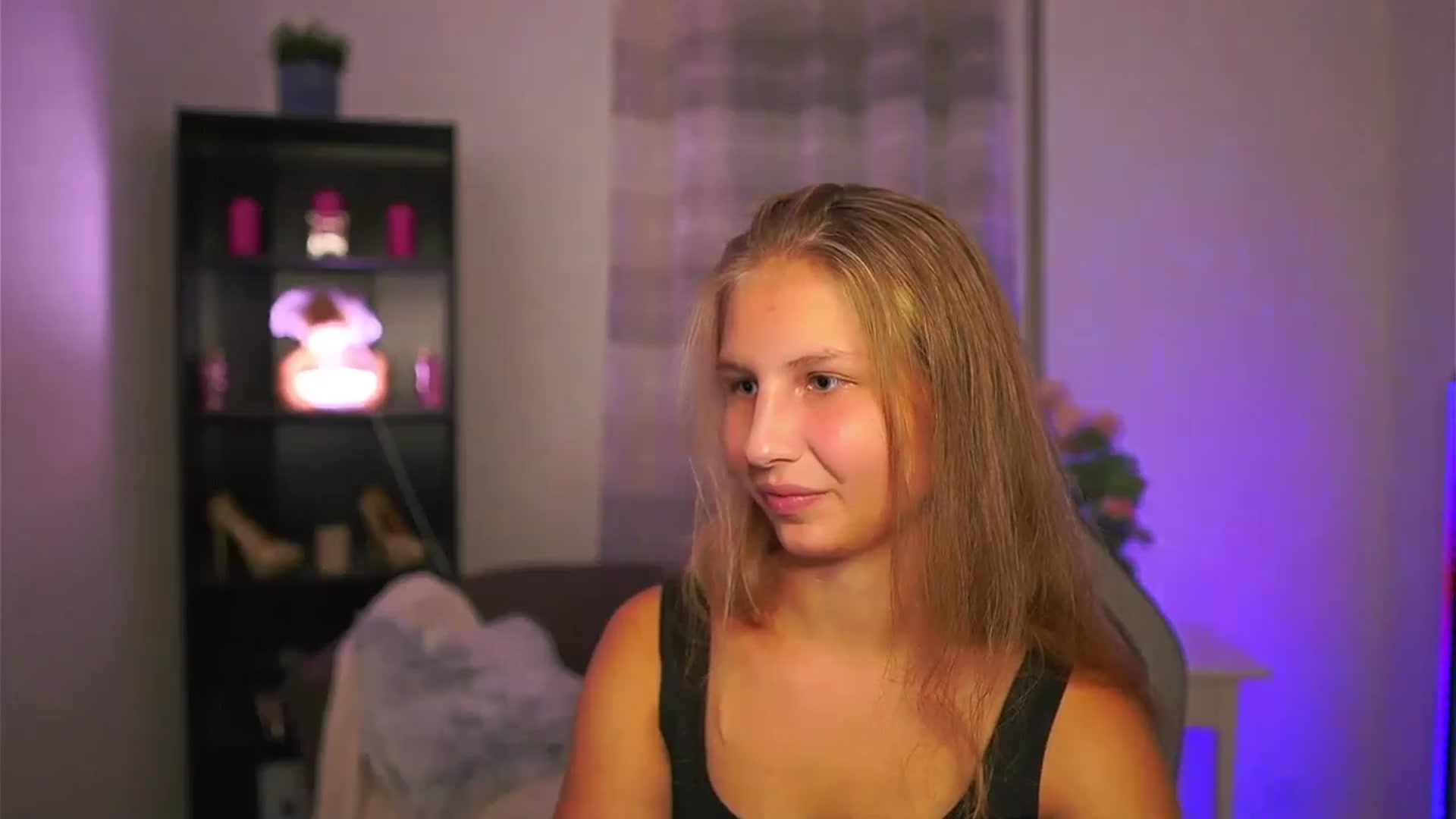 Gallery image thumbnail from Emmie_murray's myfreecams stream on, 10/19/2025, 18:02 image 6 of 20