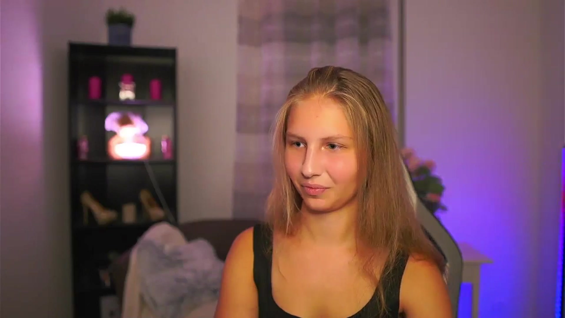 Gallery image thumbnail from Emmie_murray's myfreecams stream on, 10/19/2025, 18:02 image 5 of 20