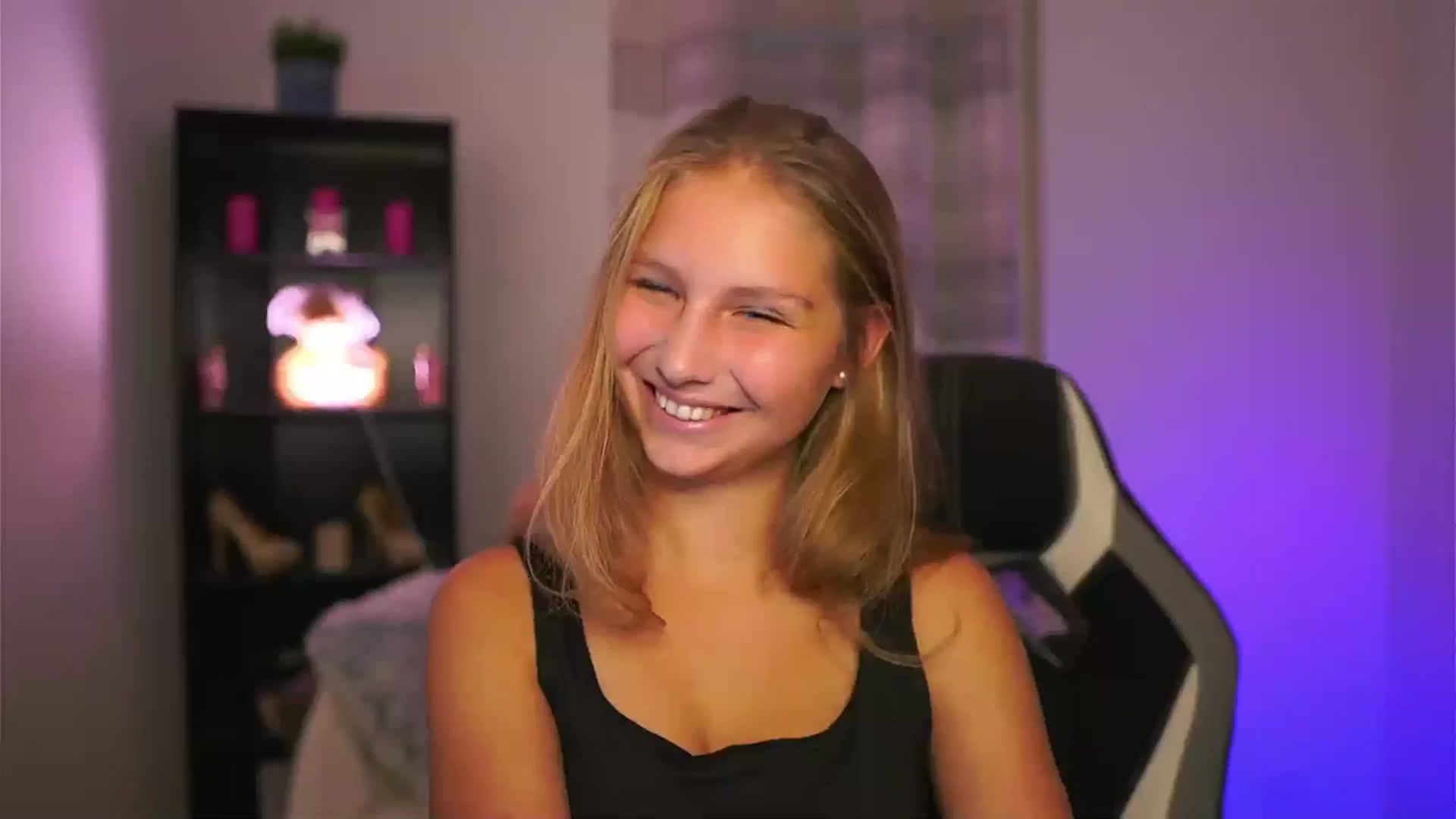 Gallery image thumbnail from Emmie_murray's myfreecams stream on, 10/23/2025, 14:06 image 7 of 20