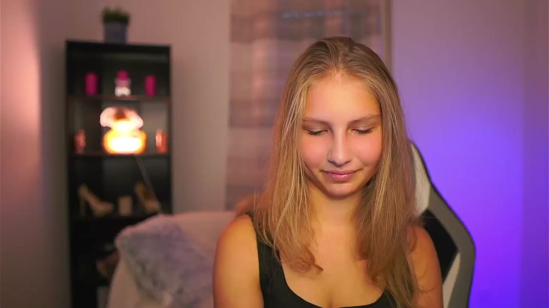 Gallery image thumbnail from Emmie_murray's myfreecams stream on, 10/23/2025, 14:06 image 9 of 20