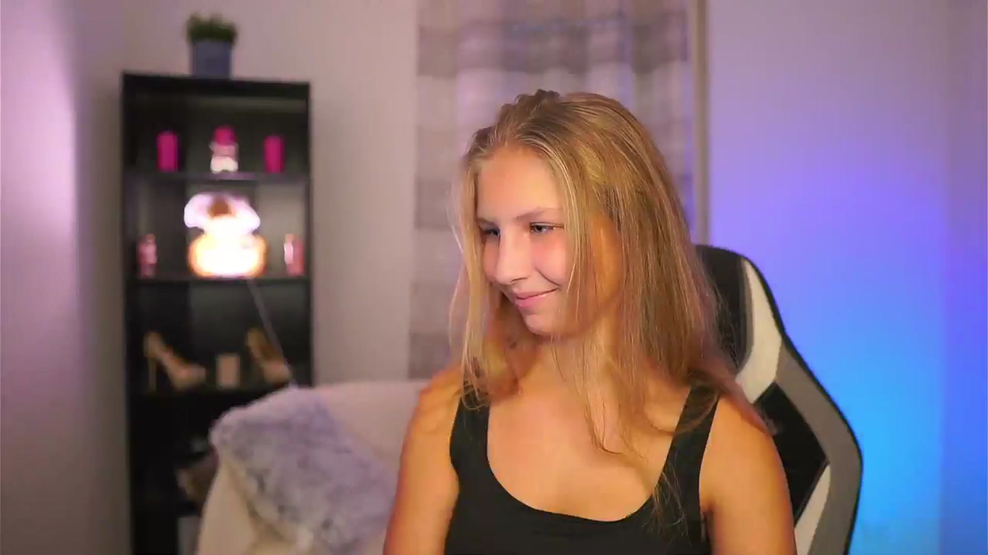 Gallery image thumbnail from Emmie_murray's myfreecams stream on, 10/23/2025, 14:06 image 4 of 20