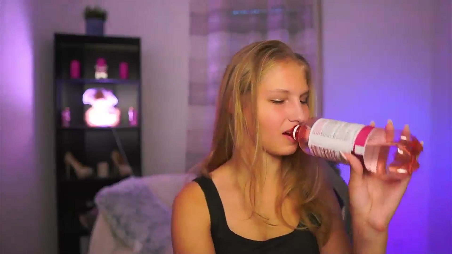 Gallery image thumbnail from Emmie_murray's myfreecams stream on, 10/23/2025, 14:06 image 14 of 20