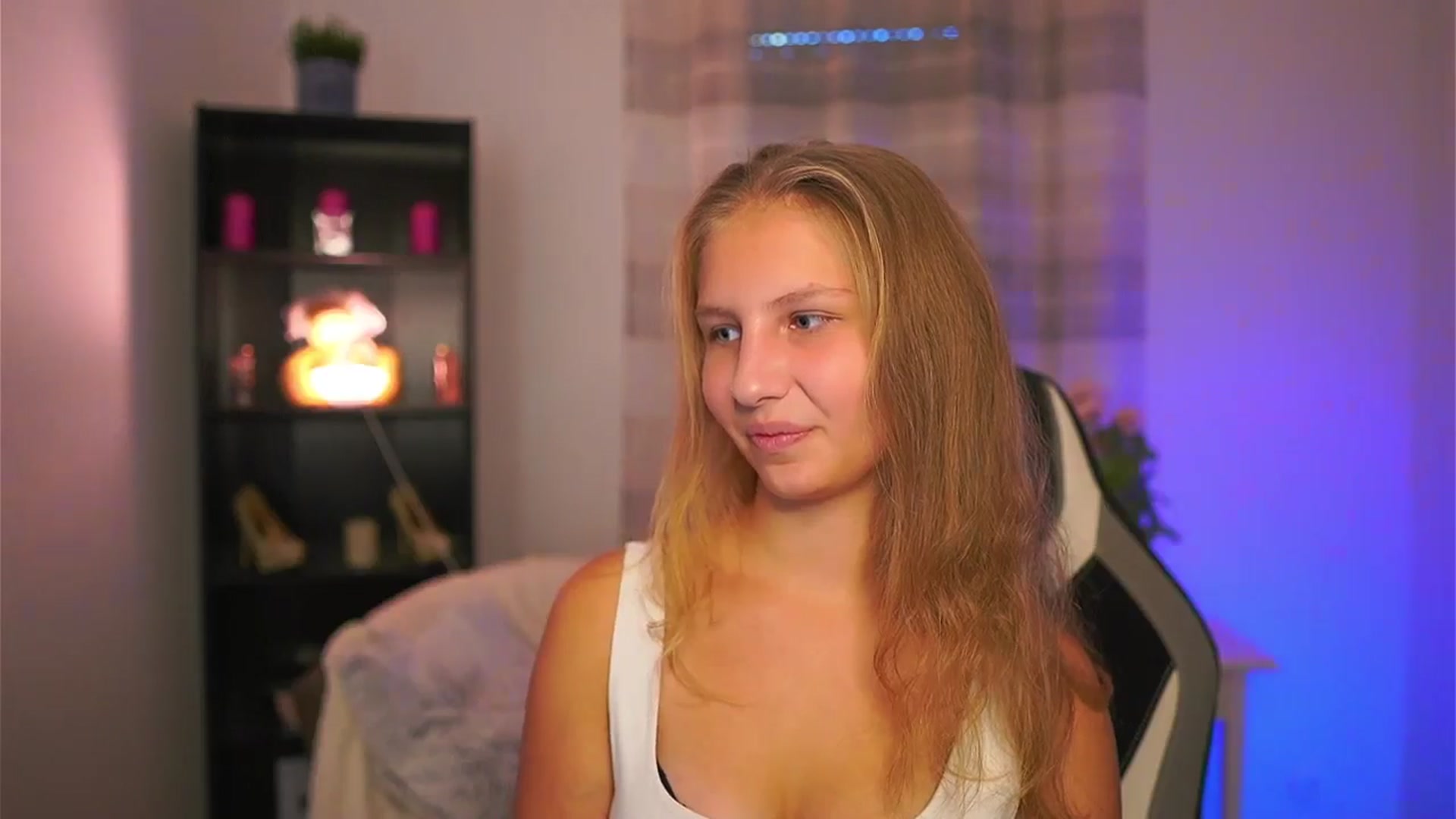 Gallery image thumbnail from Emmie_murray's myfreecams stream on, 10/24/2025, 14:01 image 8 of 20