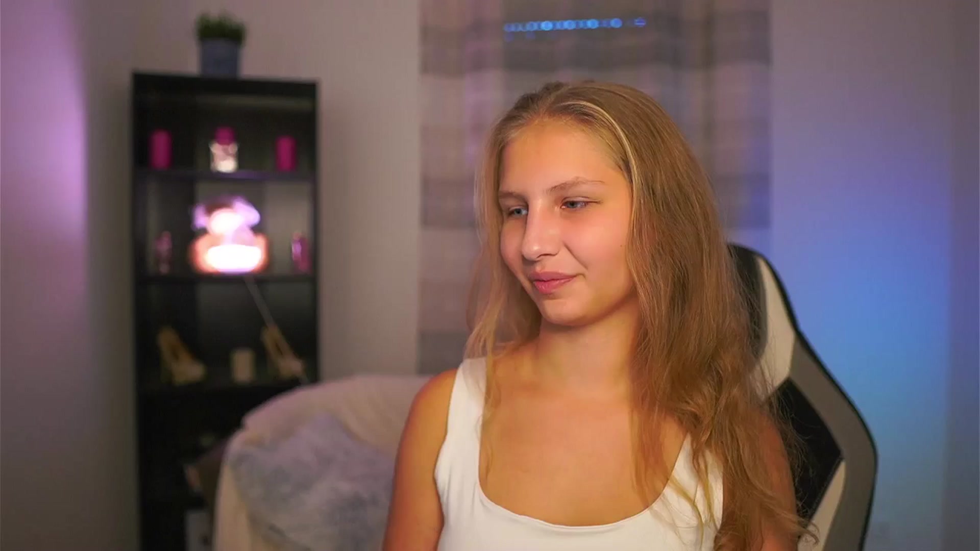 Gallery image thumbnail from Emmie_murray's myfreecams stream on, 10/24/2025, 14:01 image 15 of 20