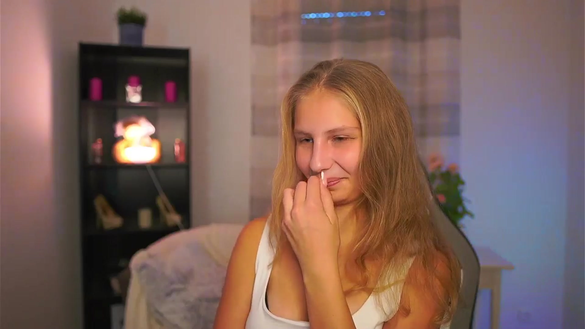 Gallery image thumbnail from Emmie_murray's myfreecams stream on, 10/24/2025, 14:01 image 6 of 20