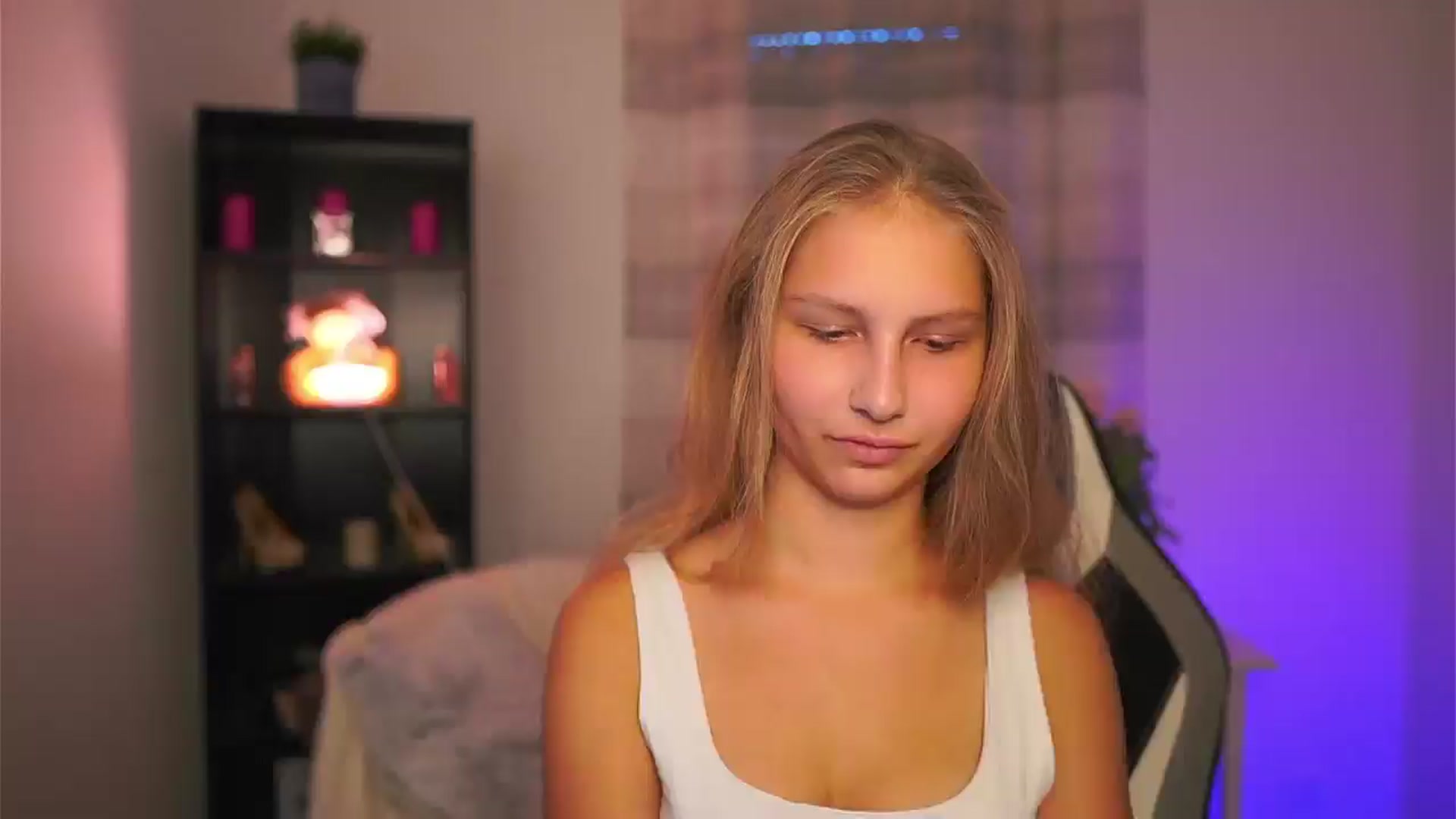 Gallery image thumbnail from Emmie_murray's myfreecams stream on, 10/24/2025, 14:01 image 10 of 20