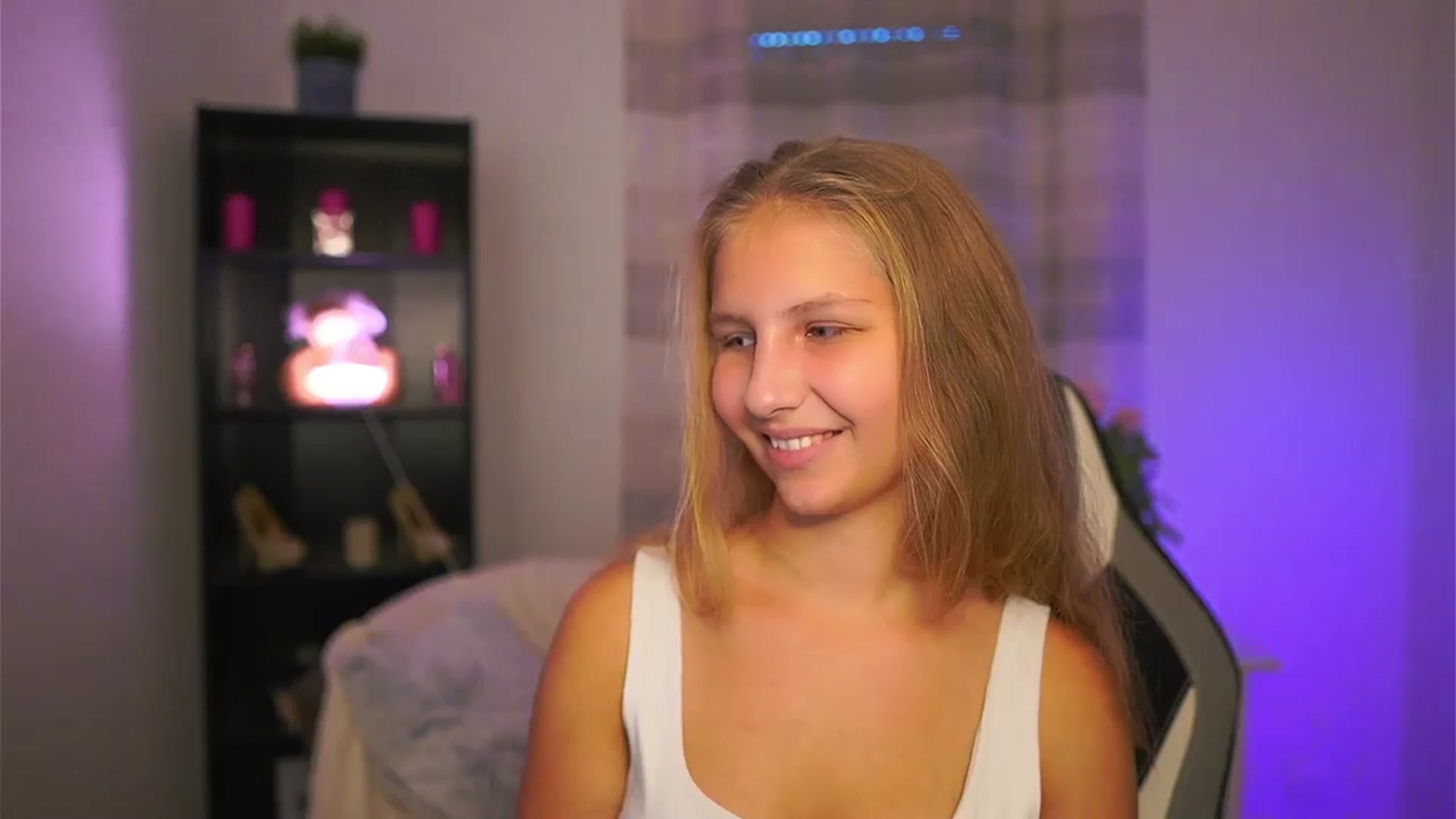 Gallery image thumbnail from Emmie_murray's myfreecams stream on, 10/24/2025, 14:01 image 11 of 20