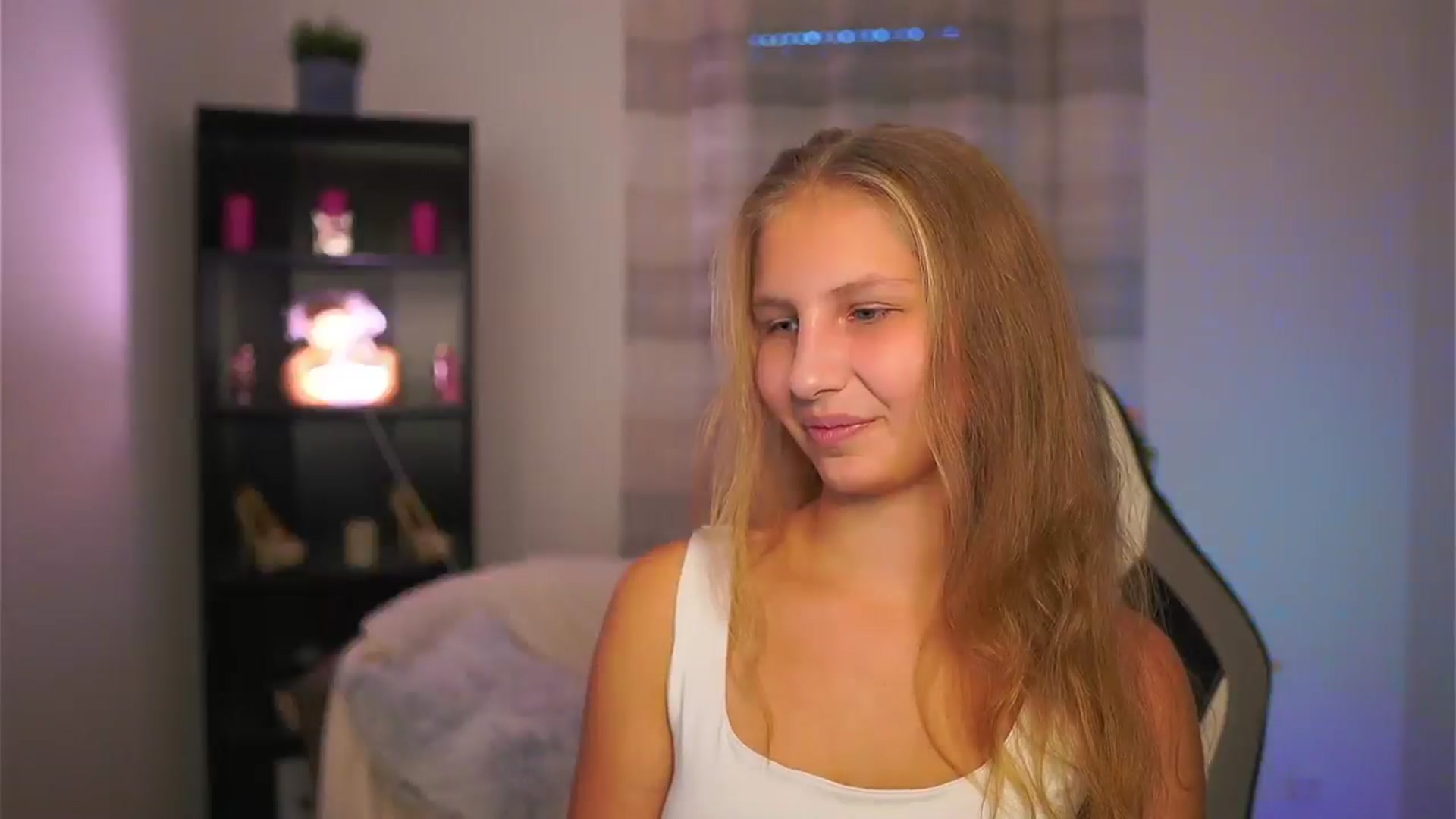 Gallery image thumbnail from Emmie_murray's myfreecams stream on, 10/24/2025, 14:01 image 16 of 20