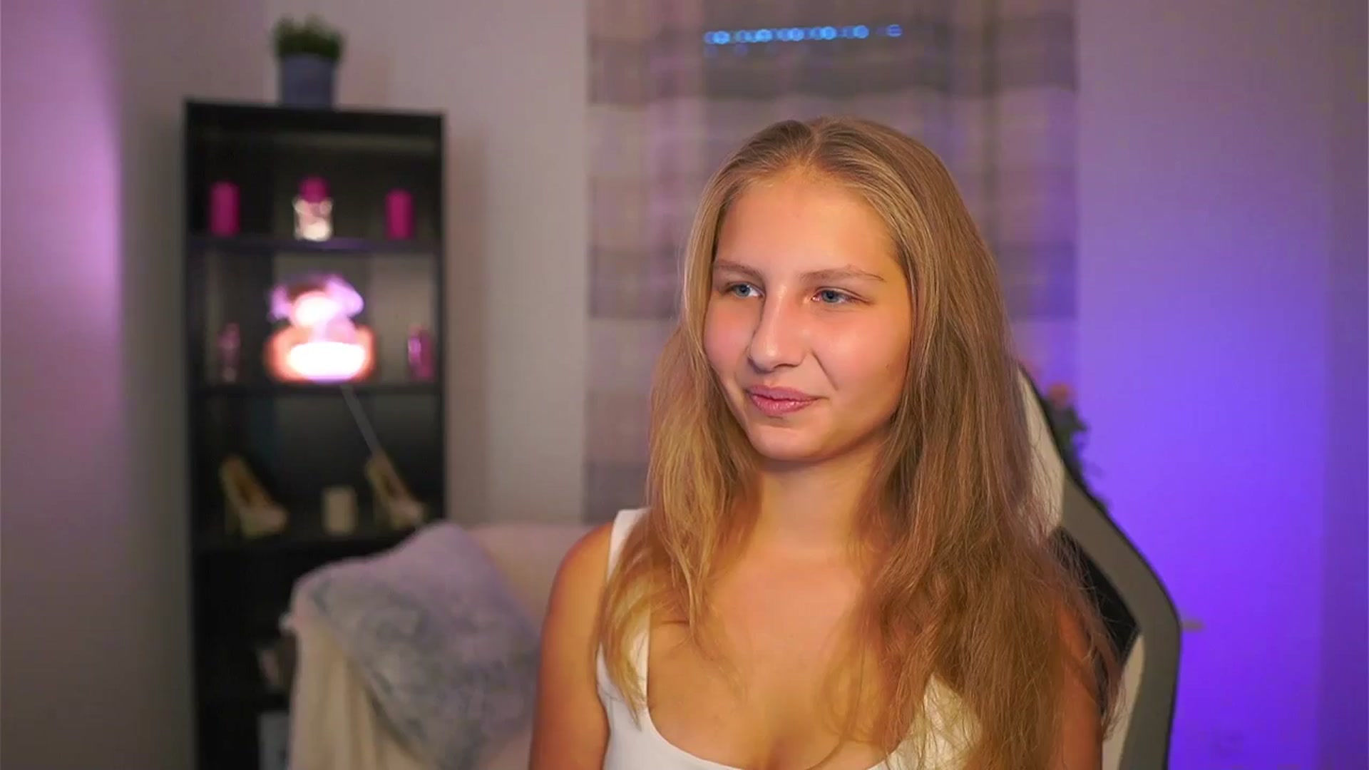 Gallery image thumbnail from Emmie_murray's myfreecams stream on, 10/24/2025, 14:01 image 2 of 20