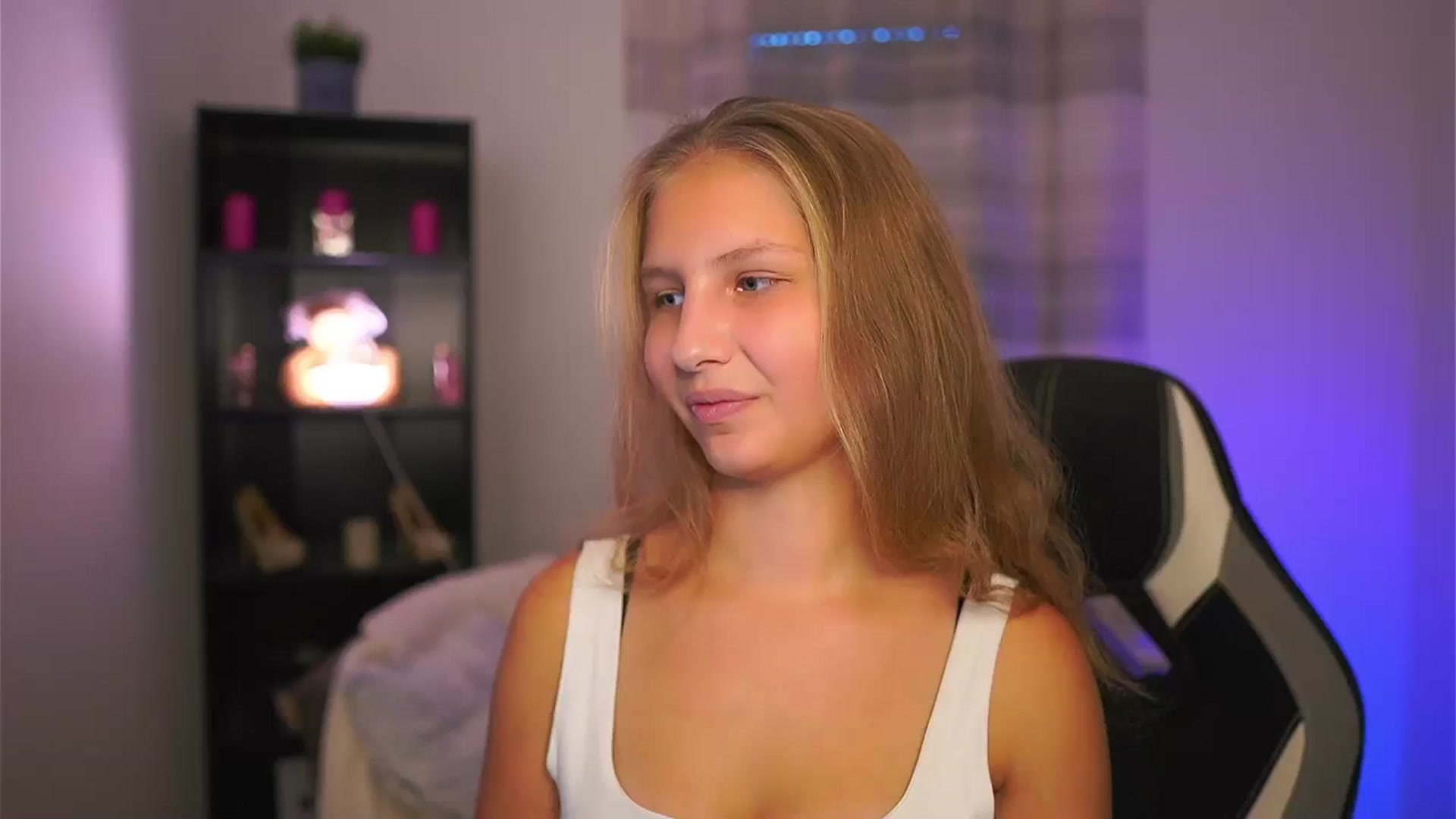 Gallery image thumbnail from Emmie_murray's myfreecams stream on, 10/24/2025, 14:36 image 2 of 20