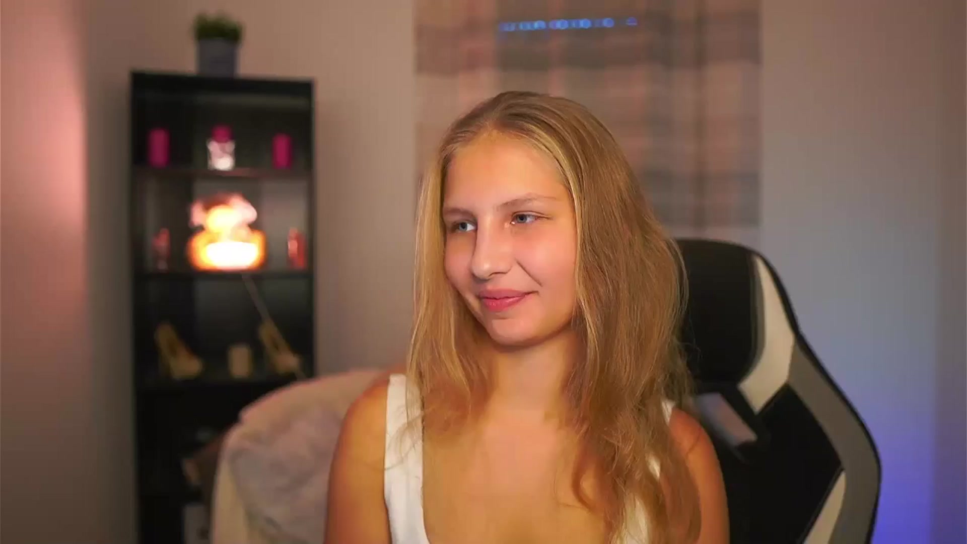 Gallery image thumbnail from Emmie_murray's myfreecams stream on, 10/24/2025, 14:36 image 10 of 20