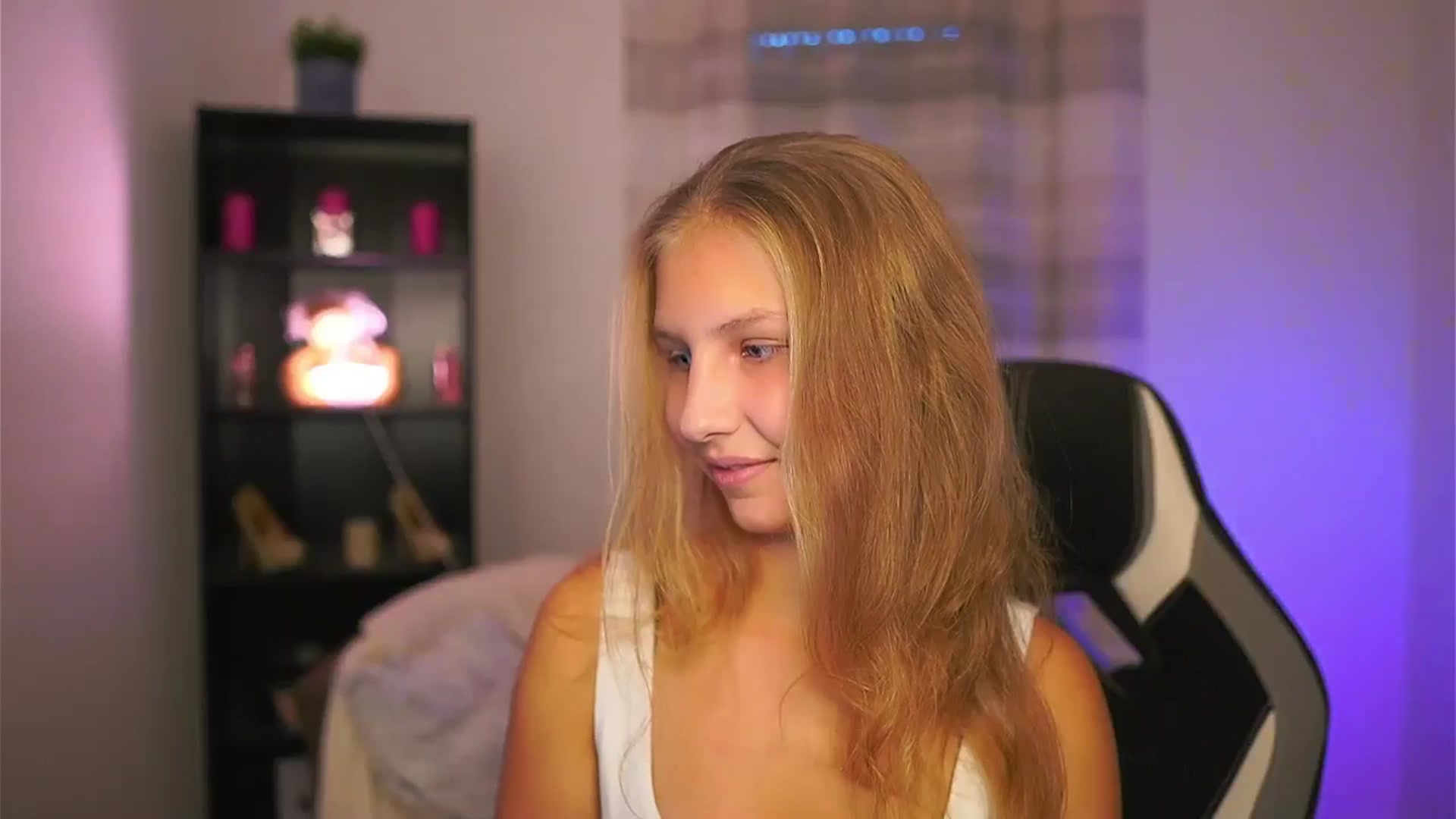 Gallery image thumbnail from Emmie_murray's myfreecams stream on, 10/24/2025, 14:36 image 9 of 20