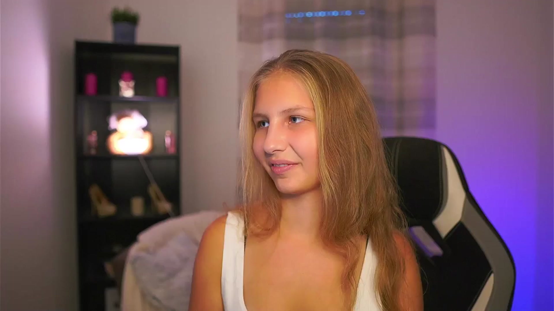 Gallery image thumbnail from Emmie_murray's myfreecams stream on, 10/24/2025, 14:36 image 6 of 20