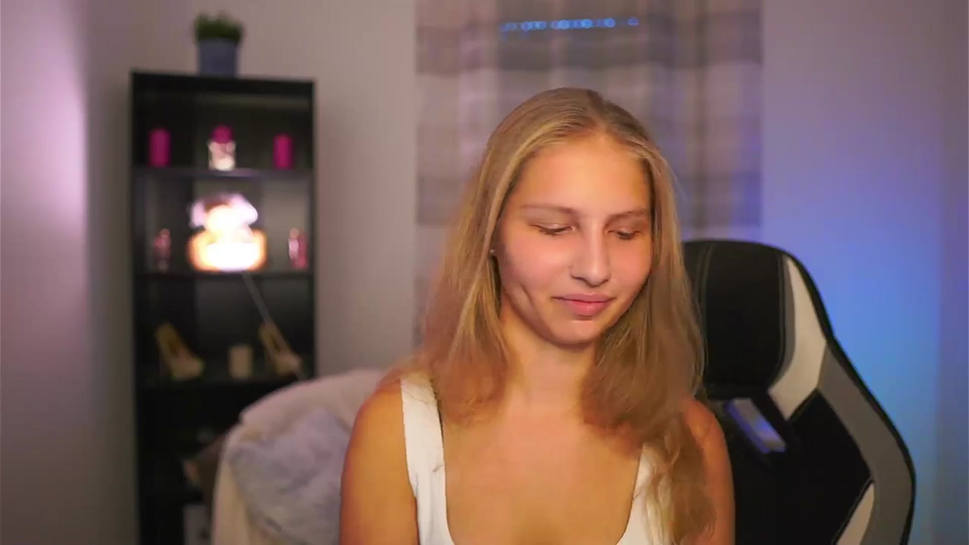 Gallery image thumbnail from Emmie_murray's myfreecams stream on, 10/24/2025, 14:36 image 7 of 20