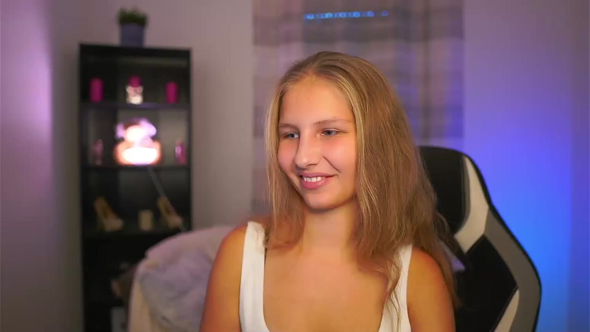 Gallery image thumbnail from Emmie_murray's myfreecams stream on, 10/24/2025, 14:36 image 5 of 20
