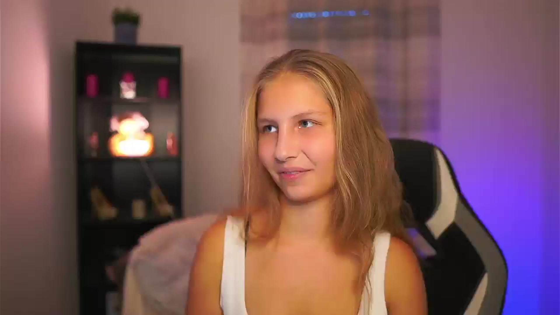 Gallery image thumbnail from Emmie_murray's myfreecams stream on, 10/24/2025, 14:36 image 4 of 20