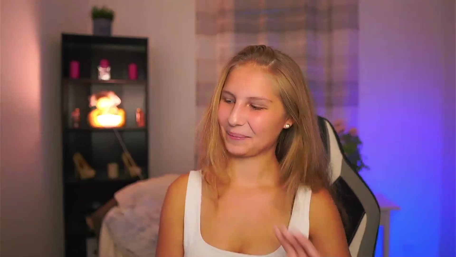 Gallery image thumbnail from Emmie_murray's myfreecams stream on, 10/24/2025, 16:02 image 12 of 20