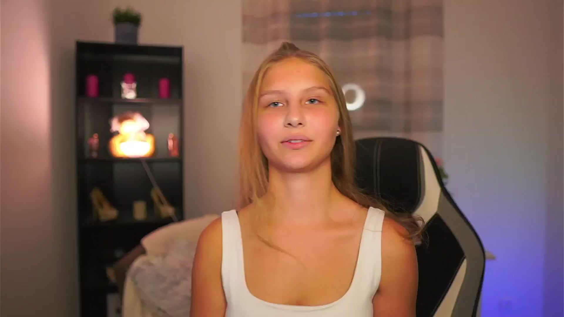 Gallery image thumbnail from Emmie_murray's myfreecams stream on, 10/24/2025, 16:02 image 8 of 20